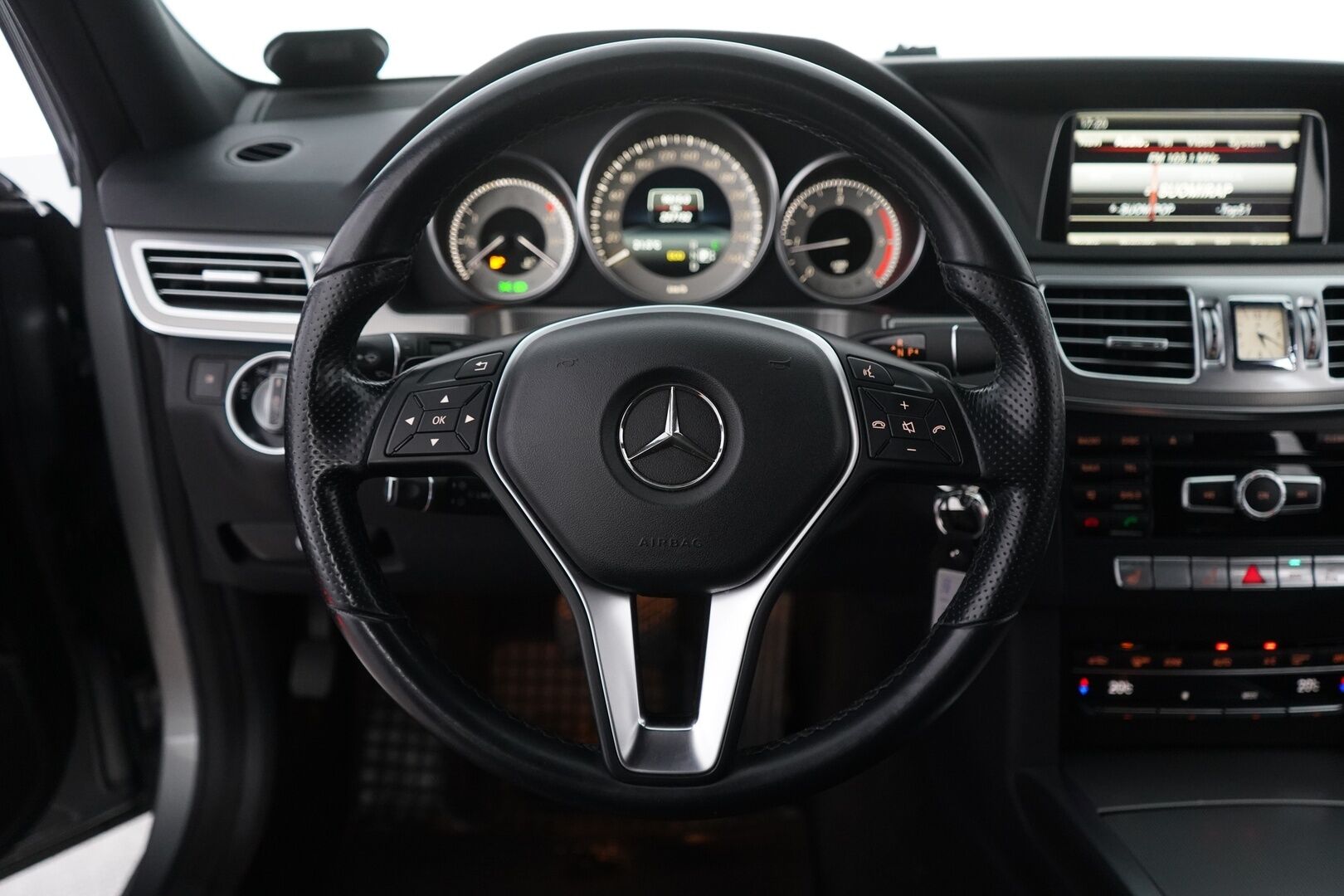 Mercedes-Benz E 2013 250 CDI BE T 4Matic A * Webasto / Koukku / Vakkari / Tutkat / LED-ajovalot  / Blam * - Kahdet renkaat / Myydään juuri huollettuna & katsastettuna / Facelift 