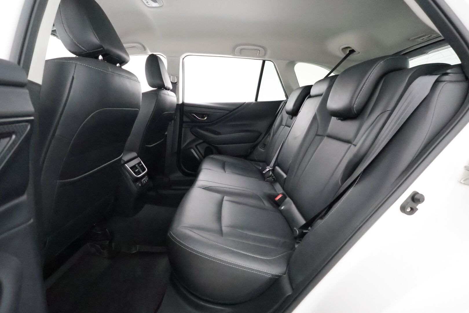 Subaru Outback 2021 2,5i Limited CVT **1Om Suomiauto / Adapt.Vakkari / Vetokoukku / Peruutuskamera / Lohko & Sisäpistoke / Nahkasisusta ** - 3,99 % KORKOTARJOUS TÄHÄN AUTOON - Navi / KeyLessGo / Kahdet renkaat / Supervarusteet!!  