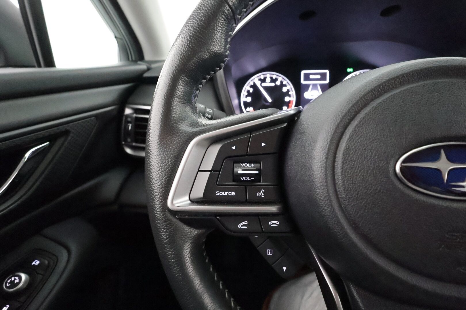 Subaru Outback 2021 2,5i Limited CVT **1Om Suomiauto / Adapt.Vakkari / Vetokoukku / Peruutuskamera / Lohko & Sisäpistoke / Nahkasisusta ** - 3,99 % KORKOTARJOUS TÄHÄN AUTOON - Navi / KeyLessGo / Kahdet renkaat / Supervarusteet!!  