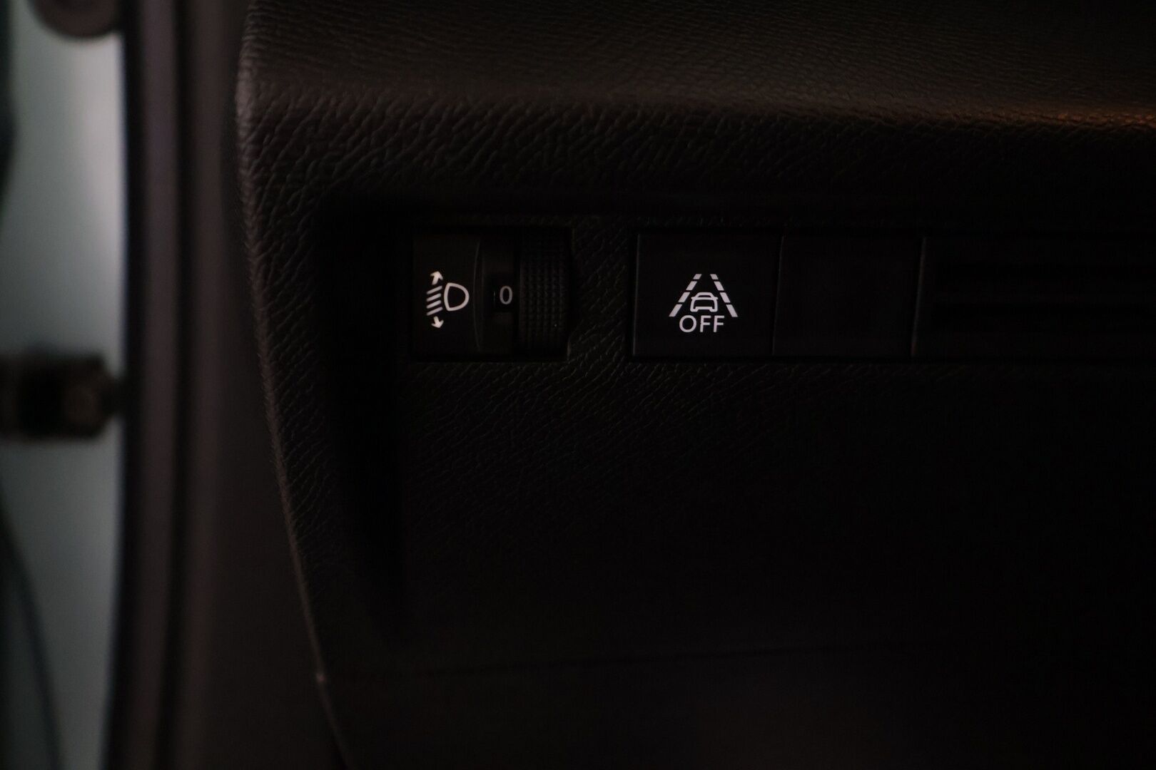 Citroen C4 2021 PureTech 100 Live Pack - * Lohko + sisälämmitin | Vakionopeudensäädin | Bluetooth | Navi | 2x Renkaat * 