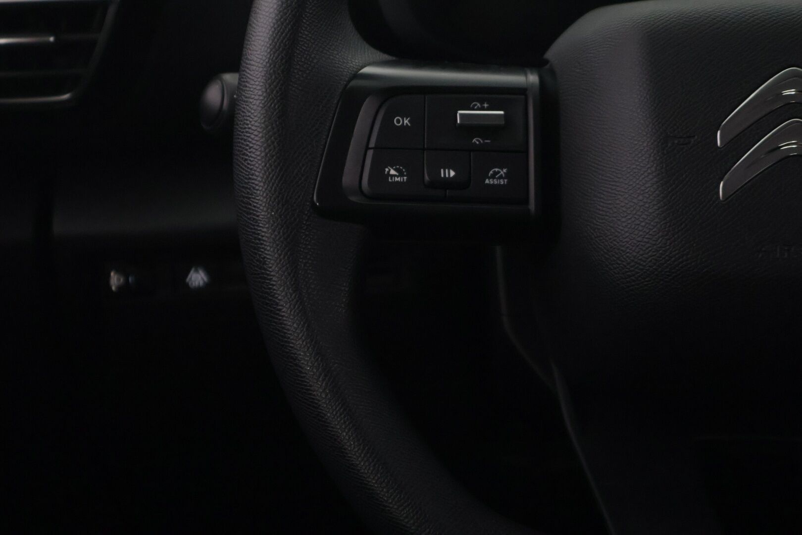 Citroen C4 2021 PureTech 100 Live Pack - * Lohko + sisälämmitin | Vakionopeudensäädin | Bluetooth | Navi | 2x Renkaat * 