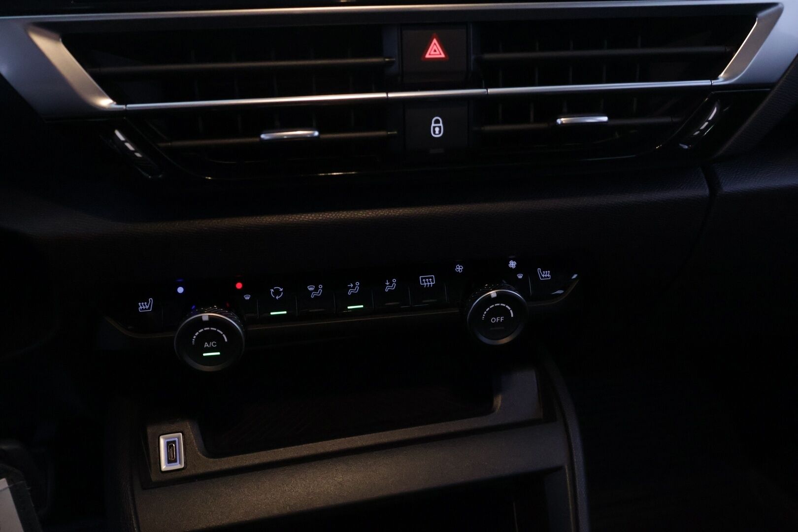Citroen C4 2021 PureTech 100 Live Pack - * Lohko + sisälämmitin | Vakionopeudensäädin | Bluetooth | Navi | 2x Renkaat * 