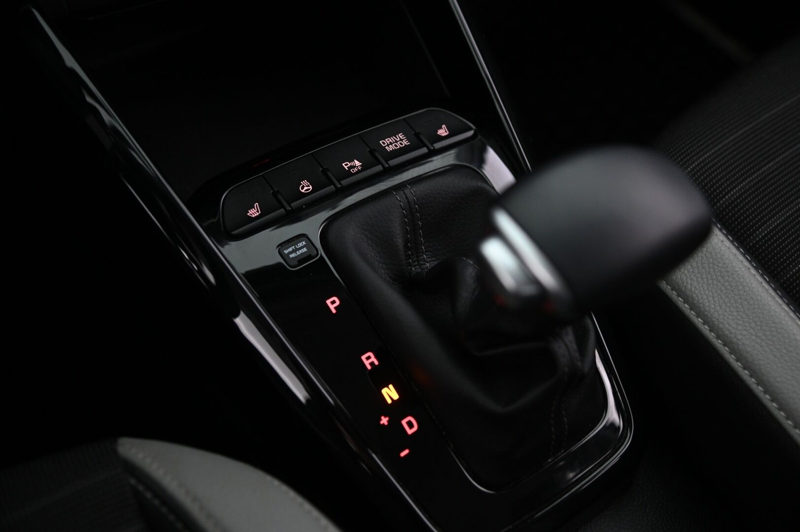 Kia Stonic 2022 1,0 T-GDI 100hv EX Design DCT *Premiun Pack / Kamera / Erikoisistuimet / App connect / Suomiauto* - 1.Omisteinen / Merkkihuollettu / 2x Alut / Pitkä leima / Todella siisti - HULLUT AVAJAISHULINAT KORKOTARJOUS 3,29 %