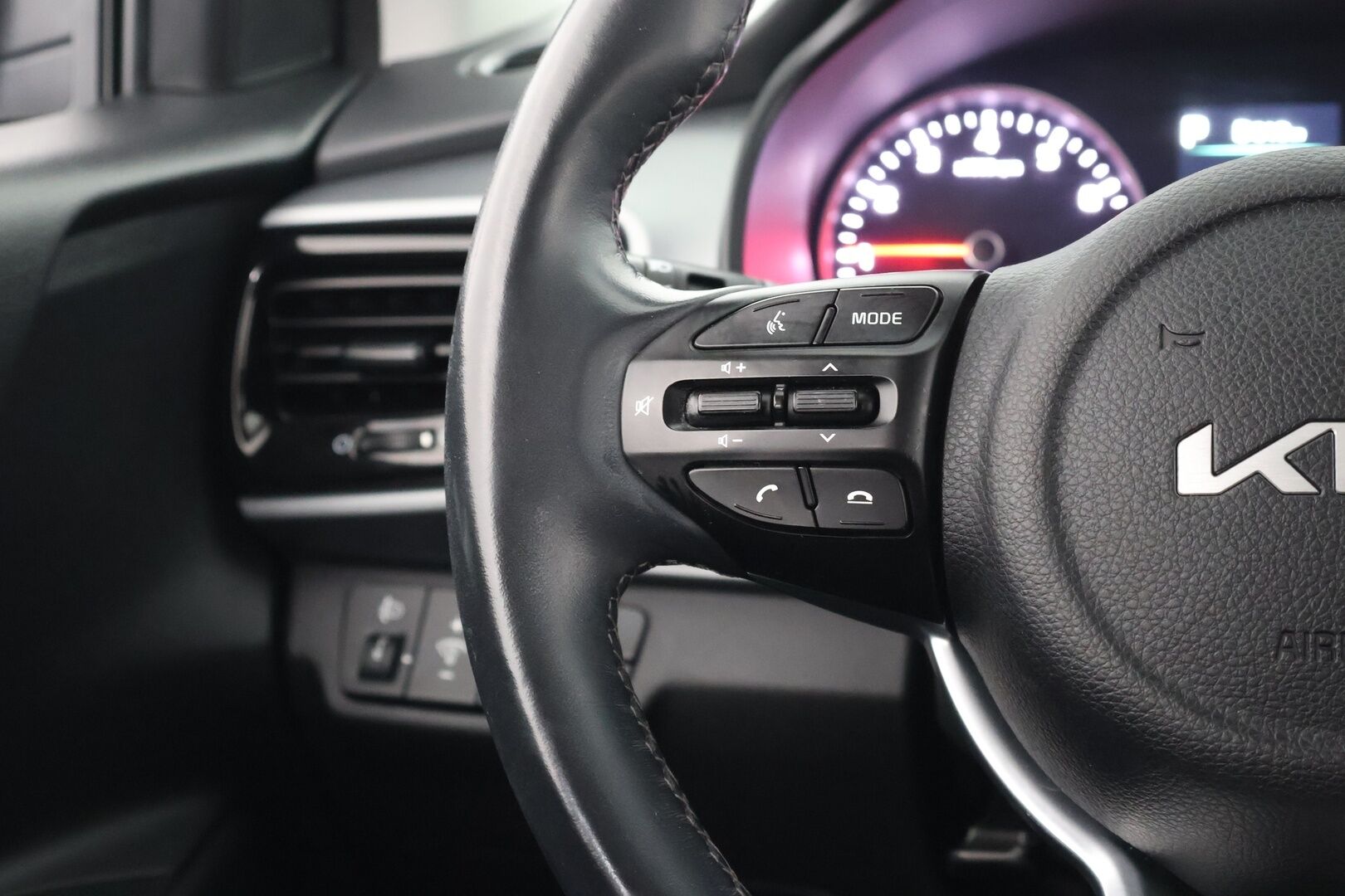 Kia Stonic 2022 1,0 T-GDI 100hv EX DCT - Merkkihuollettu | Vakkari | P-kamera | Apple & Android | Lohkolämmitin + sisäpistoke |