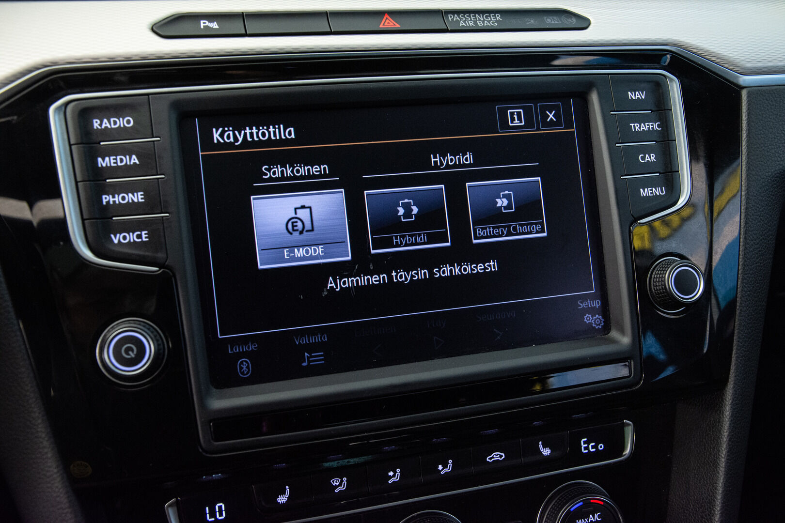 VOLKSWAGEN PASSAT 2016 Sedan GTE Plug-In Hybrid * Adapt.vakkari / Kattoikkuna / Alcantara / P-Kamera / - * Kahdet renkaat vanteilla / Panorama / Akku kuntotarkastettu - HULLUT AVAJAISHULINAT KORKOTARJOUS 3,29 %