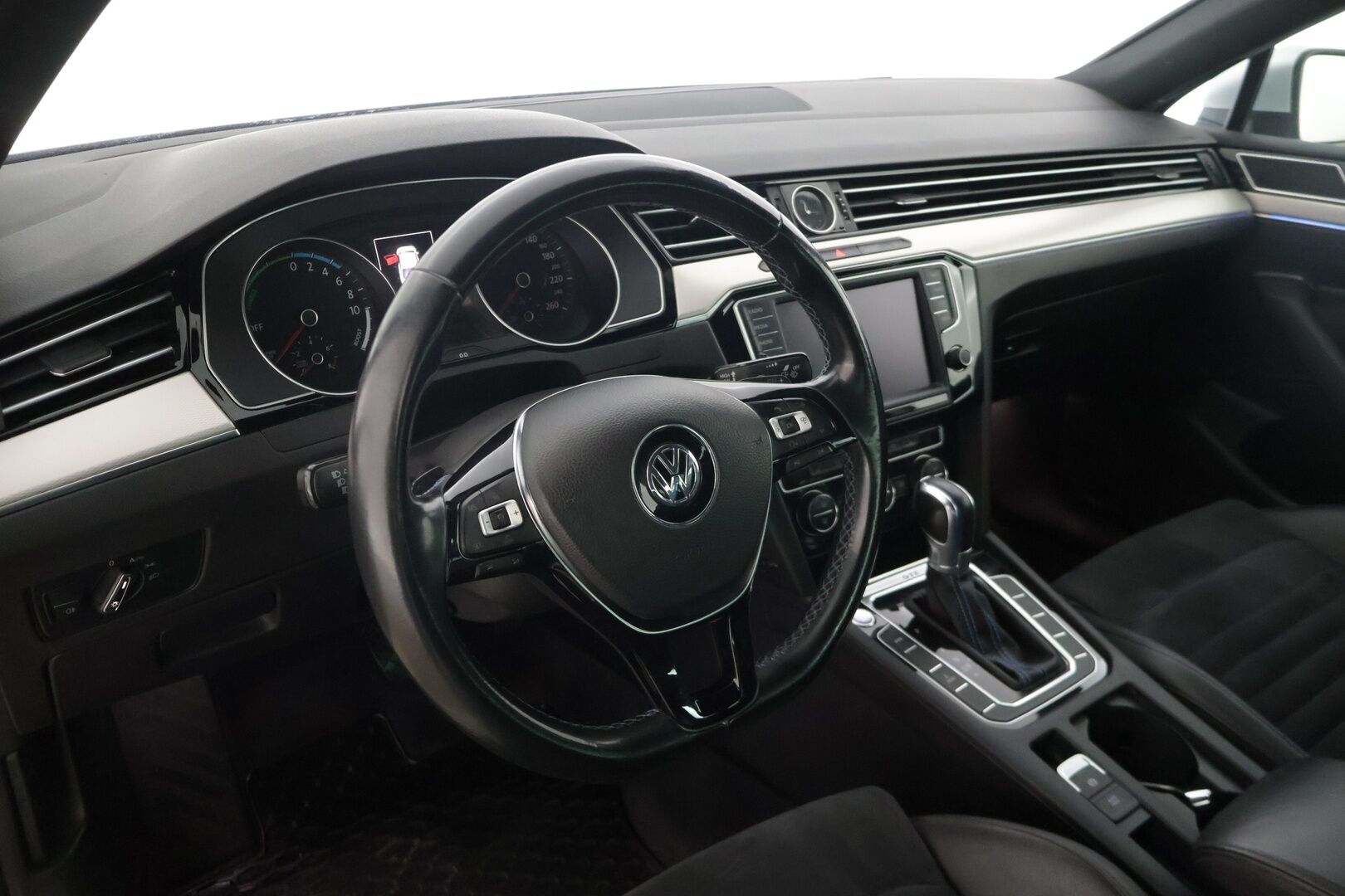 VOLKSWAGEN PASSAT 2016 Sedan GTE Plug-In Hybrid - | Adapt. Vakkari | Kattoikkuna | Alcantara | P-Kamera | Kahdet renkaat vanteilla | Panorama | Akku kuntotarkastettu |