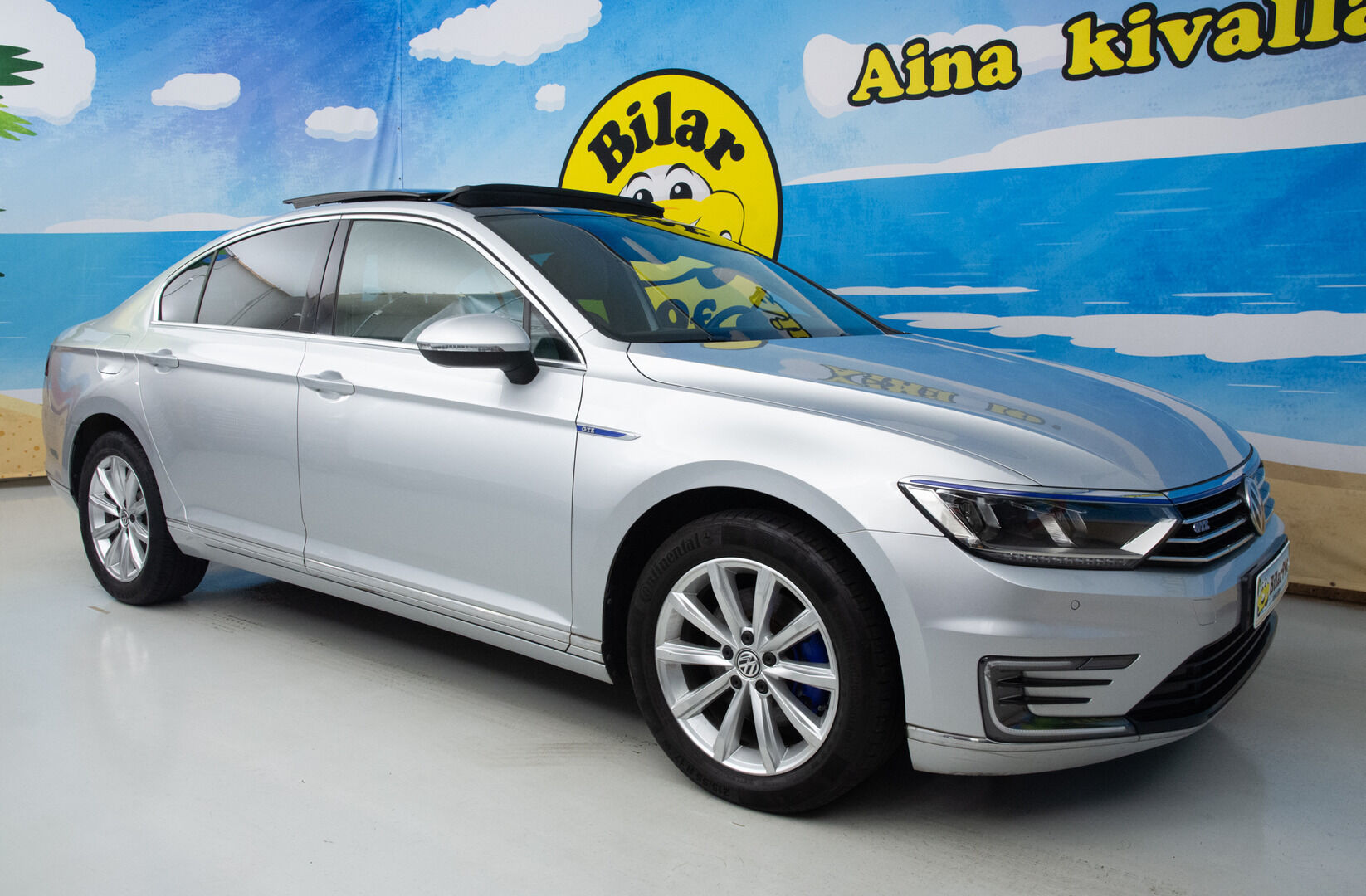 VOLKSWAGEN PASSAT 2016 Sedan GTE Plug-In Hybrid * Adapt.vakkari / Kattoikkuna / Alcantara / P-Kamera / - * Kahdet renkaat vanteilla / Panorama / Akku kuntotarkastettu - HULLUT AVAJAISHULINAT KORKOTARJOUS 3,29 %