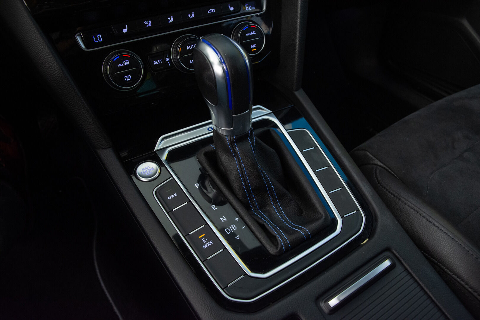 VOLKSWAGEN PASSAT 2016 Sedan GTE Plug-In Hybrid * Adapt.vakkari / Kattoikkuna / Alcantara / P-Kamera / - * Kahdet renkaat vanteilla / Panorama / Akku kuntotarkastettu - HULLUT AVAJAISHULINAT KORKOTARJOUS 3,29 %