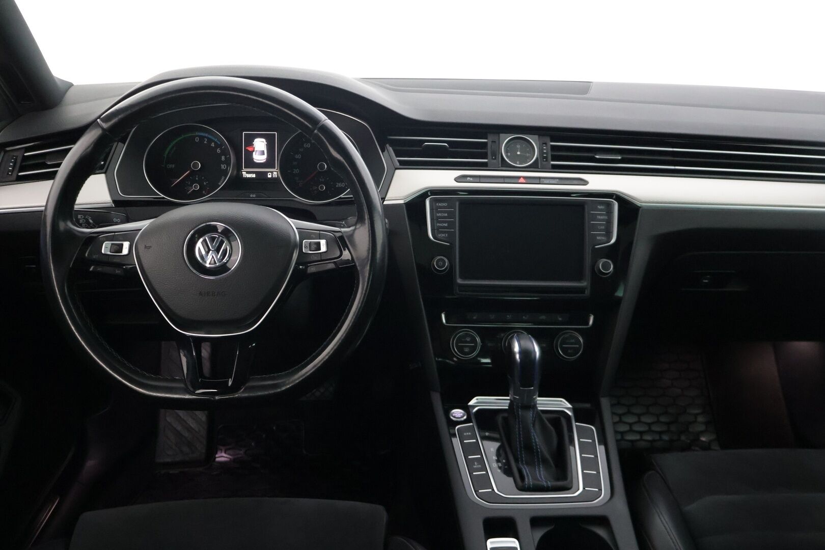 VOLKSWAGEN PASSAT 2016 Sedan GTE Plug-In Hybrid - | Adapt. Vakkari | Kattoikkuna | Alcantara | P-Kamera | Kahdet renkaat vanteilla | Panorama | Akku kuntotarkastettu |