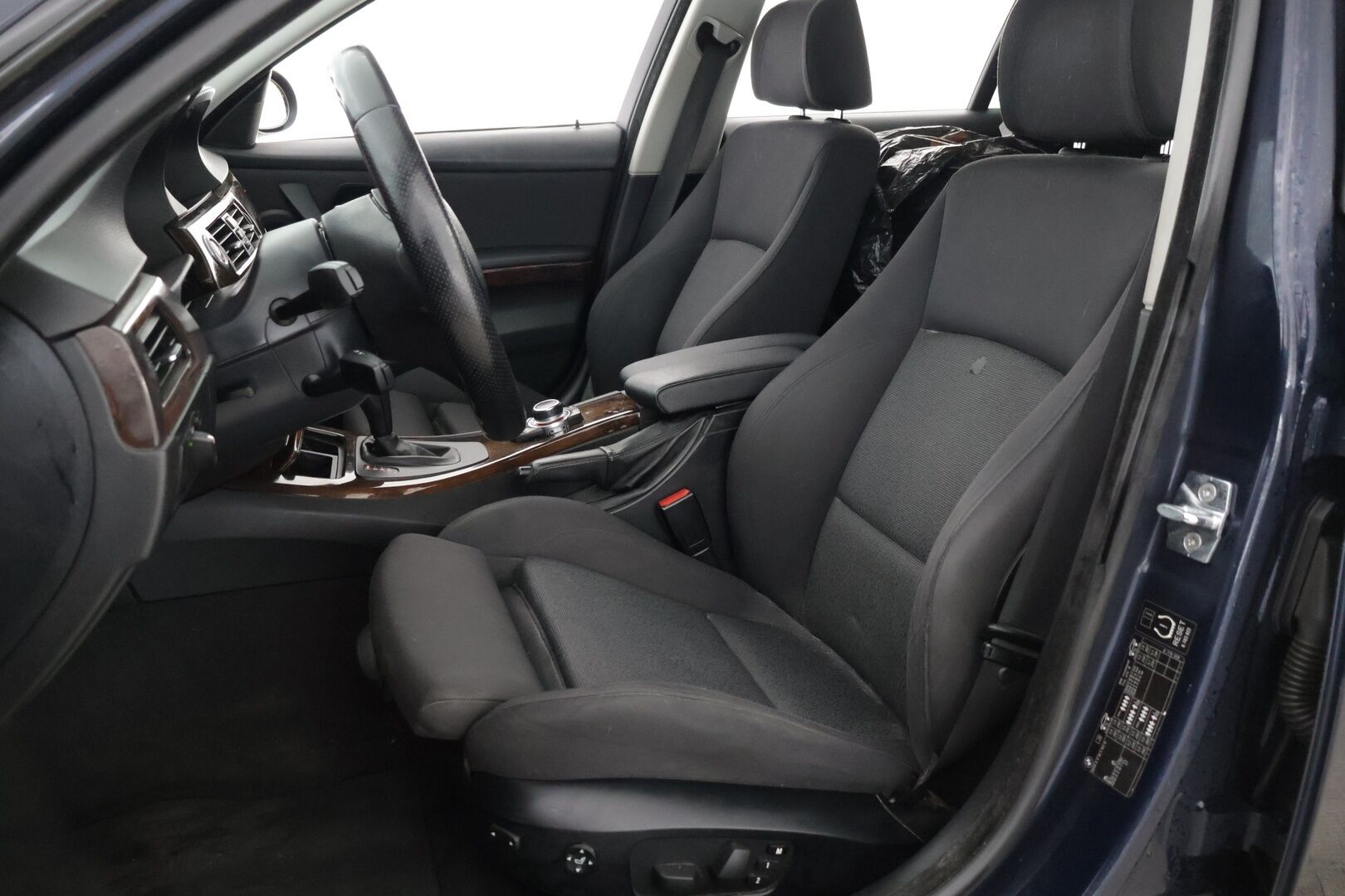 BMW 330 2007 xiA E91 Touring - YritysOutlet - Myydään vain yrityksille  **Sporttipenkit muistilla / Webasto / ACC / iDrive** - Kahdet renkaat vanteineen ja kattava huoltohistoria!