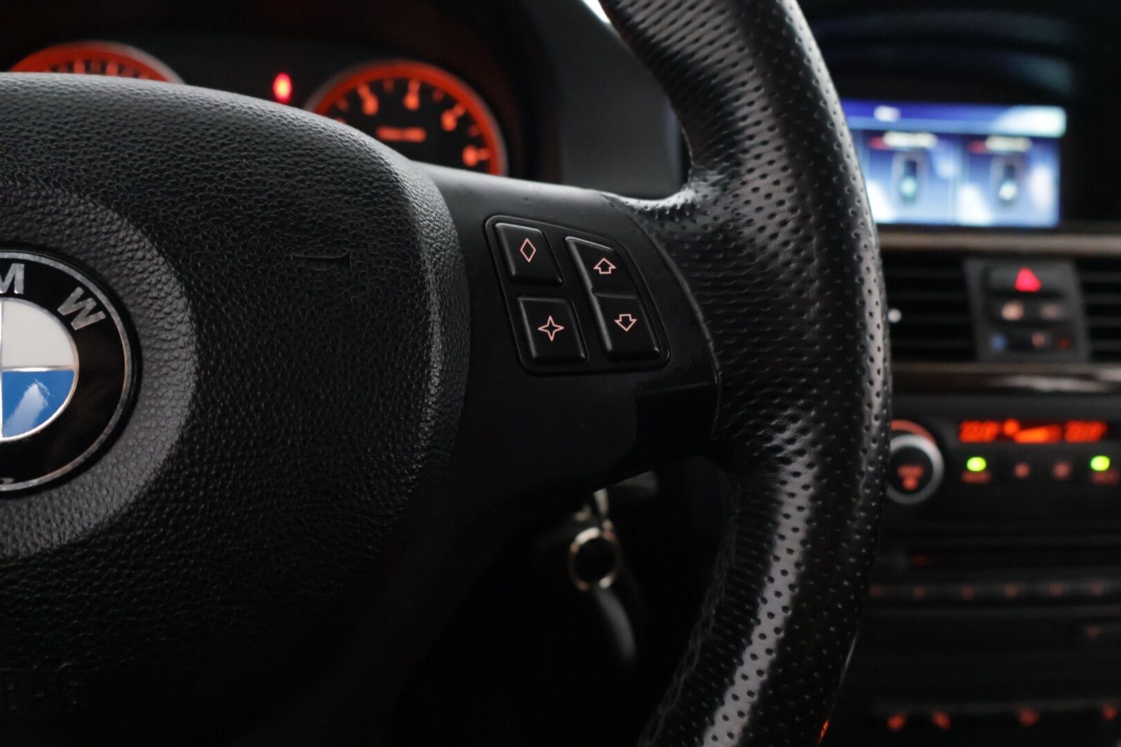 BMW 330 2007 xiA E91 Touring - YritysOutlet - Myydään vain yrityksille  **Sporttipenkit muistilla / Webasto / ACC / iDrive** - Kahdet renkaat vanteineen ja kattava huoltohistoria!