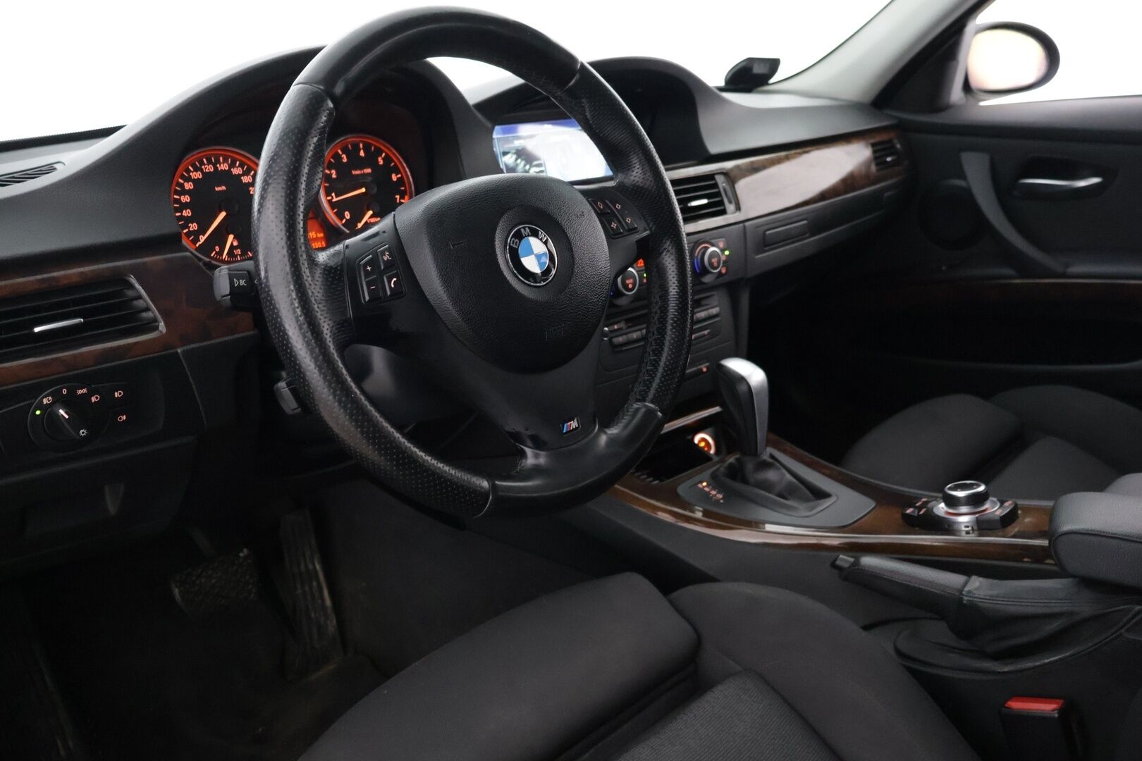 BMW 330 2007 xiA E91 Touring - YritysOutlet - Myydään vain yrityksille  **Sporttipenkit muistilla / Webasto / ACC / iDrive** - Kahdet renkaat vanteineen ja kattava huoltohistoria!