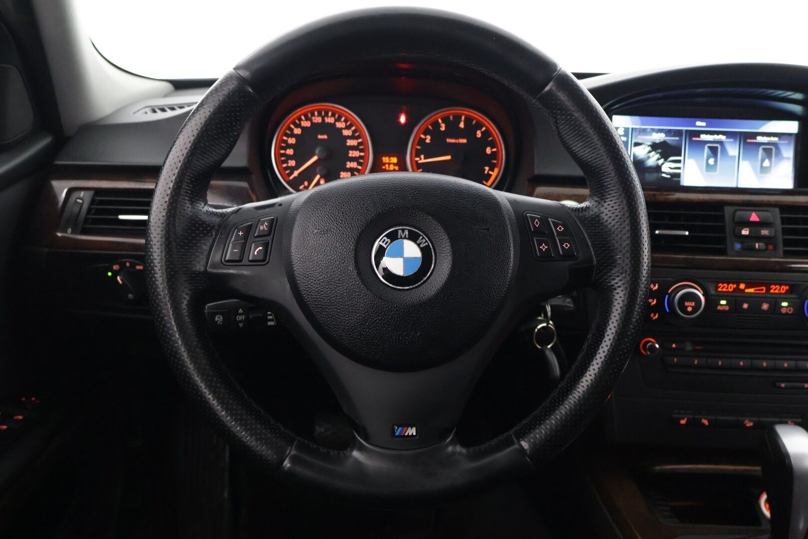 BMW 330 2007 xiA E91 Touring - YritysOutlet - Myydään vain yrityksille  **Sporttipenkit muistilla / Webasto / ACC / iDrive** - Kahdet renkaat vanteineen ja kattava huoltohistoria!