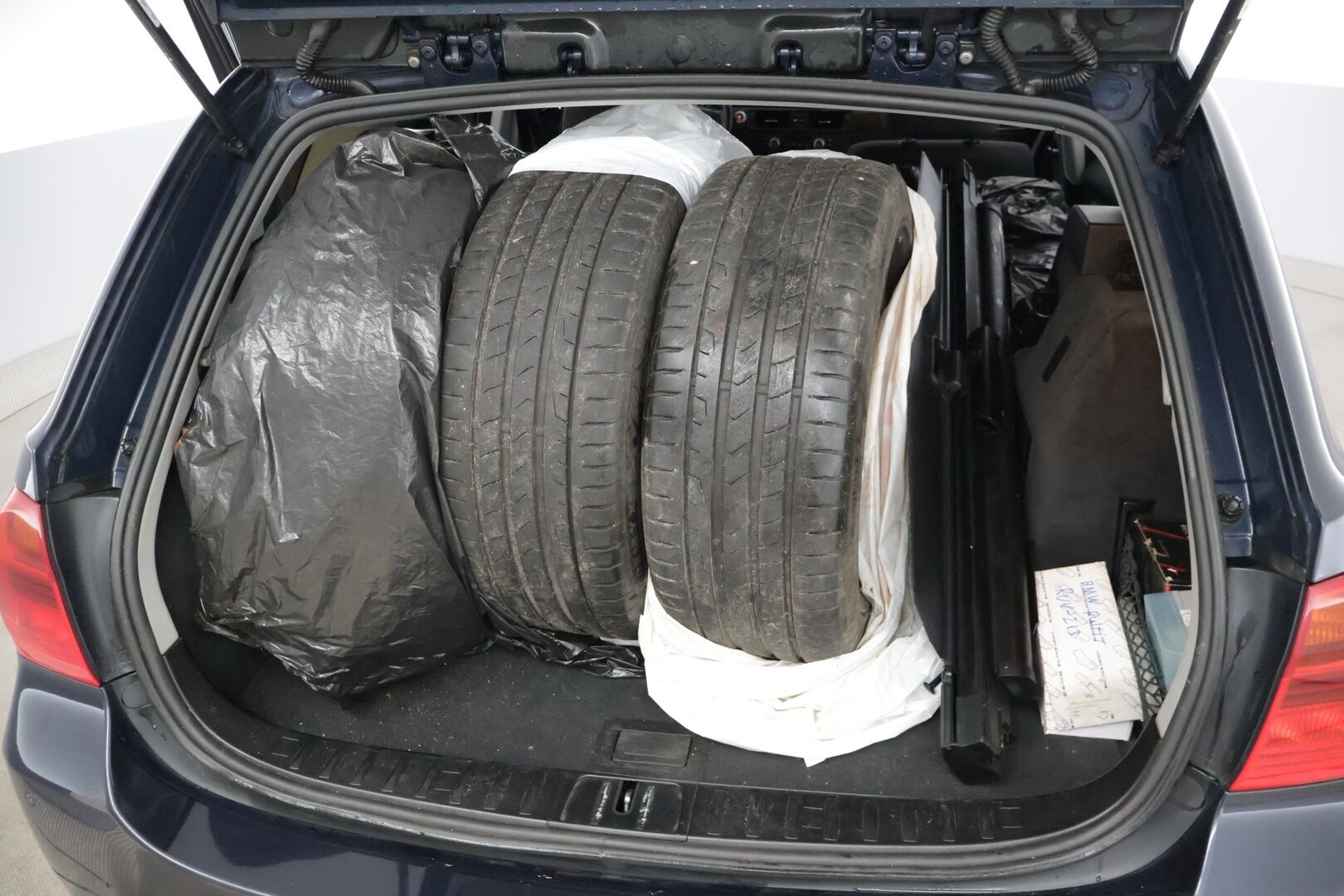 BMW 330 2007 xiA E91 Touring - YritysOutlet - Myydään vain yrityksille  **Sporttipenkit muistilla / Webasto / ACC / iDrive** - Kahdet renkaat vanteineen ja kattava huoltohistoria!