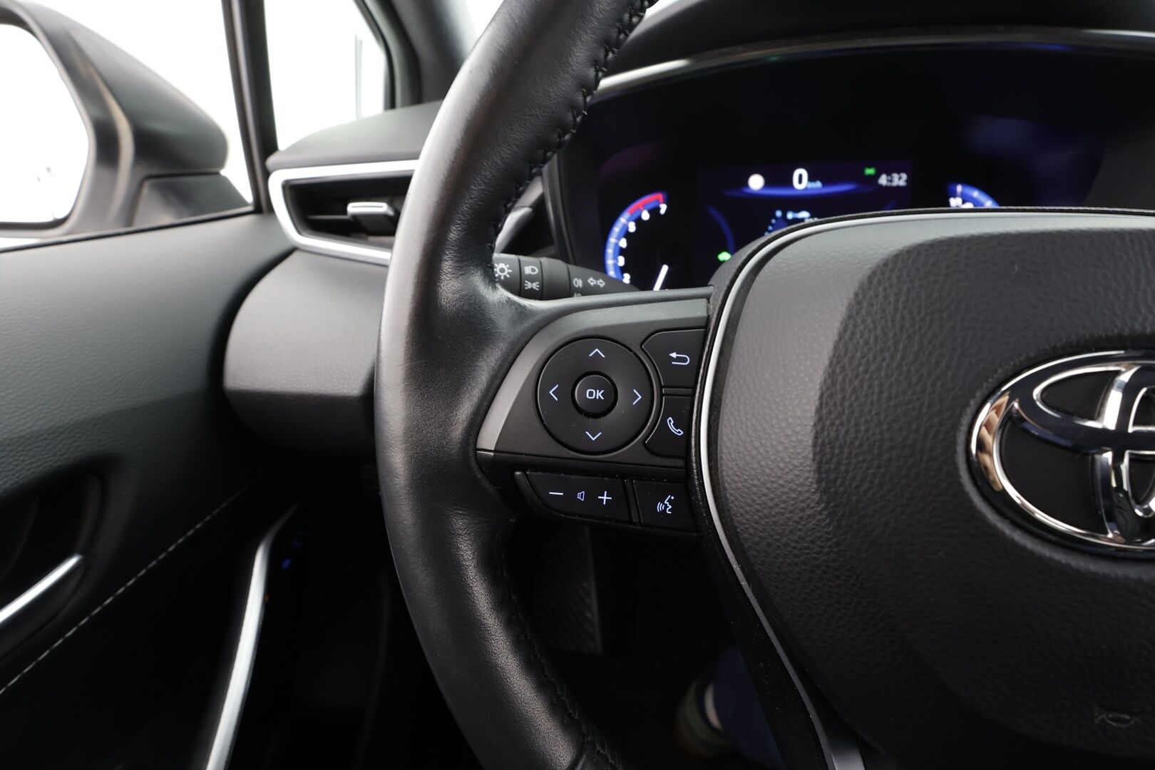 Toyota Corolla 2023 Touring Sports 1,8 Hybrid Prestige Edition * ACC / P.kamera / LED / Navi / Puolinahat / KeylessGo / Sähköluukku * - 1.Om Suomi-auto / Kahdet renkaat aluvanteilla / Merkkihuollettu