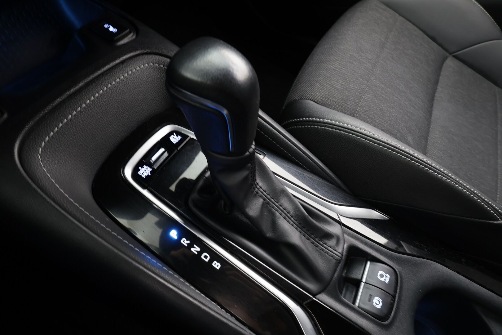 Toyota Corolla 2023 Touring Sports 1,8 Hybrid Prestige Edition * ACC / P.kamera / LED / Navi / Puolinahat / KeylessGo / Sähköluukku * - 1.Om Suomi-auto / Kahdet renkaat aluvanteilla / Merkkihuollettu - HULLUT JOULUT KORKOTARJOUS 2,49% 