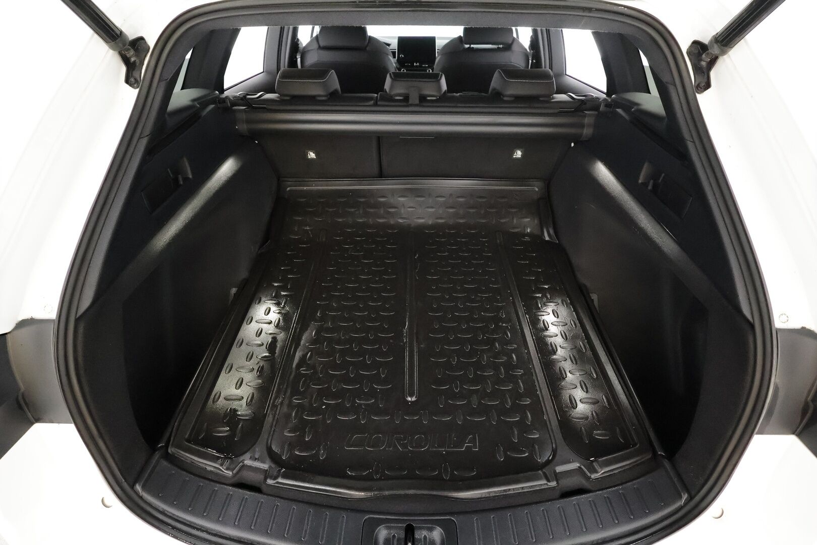 Toyota Corolla 2023 Touring Sports 1,8 Hybrid Prestige Edition * ACC / P.kamera / LED / Navi / Puolinahat / KeylessGo / Sähköluukku * - 1.Om Suomi-auto / Kahdet renkaat aluvanteilla / Merkkihuollettu - HULLUT JOULUT KORKOTARJOUS 2,49% 