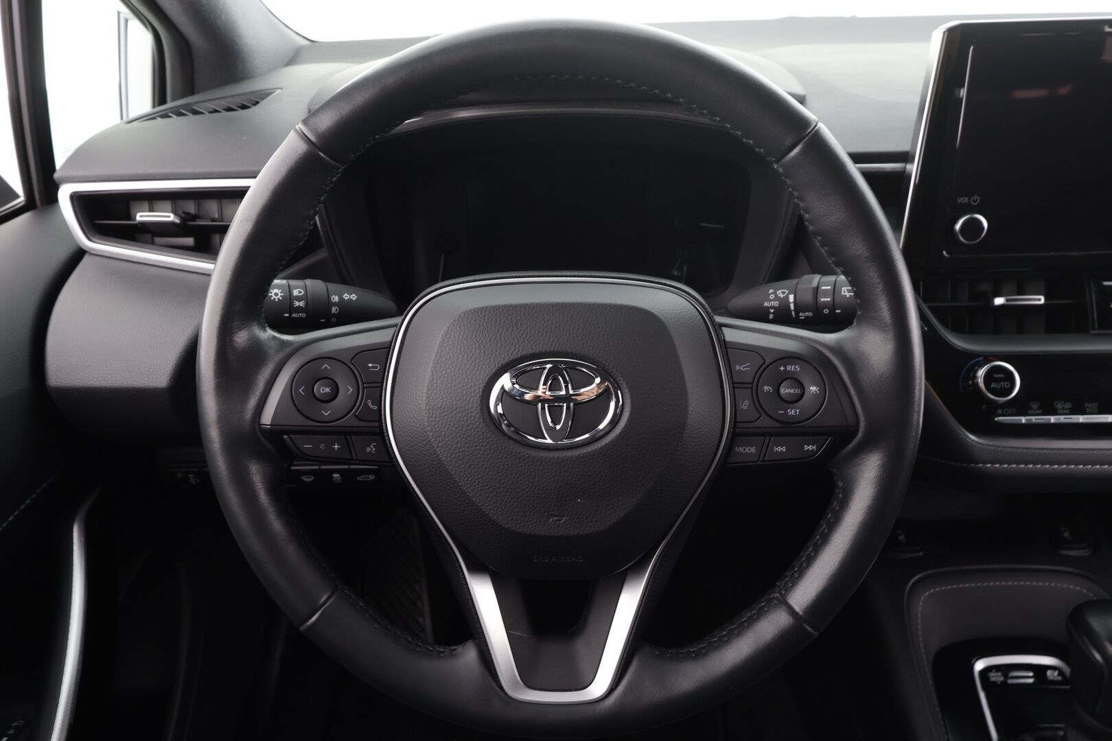 Toyota Corolla 2023 Touring Sports 1,8 Hybrid Prestige Edition * ACC / P.kamera / LED / Navi / Puolinahat / KeylessGo / Sähköluukku * - 1.Om Suomi-auto / Kahdet renkaat aluvanteilla / Merkkihuollettu