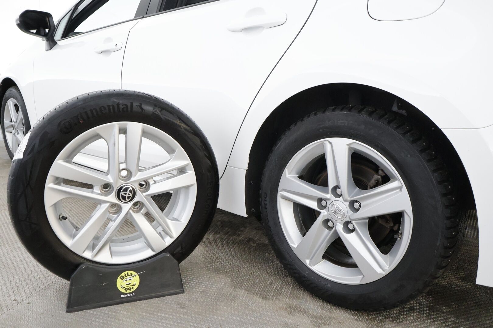 Toyota Corolla 2023 Touring Sports 1,8 Hybrid Prestige Edition * ACC / P.kamera / LED / Navi / Puolinahat / KeylessGo / Sähköluukku * - 1.Om Suomi-auto / Kahdet renkaat aluvanteilla / Merkkihuollettu - HULLUT JOULUT KORKOTARJOUS 2,49% 