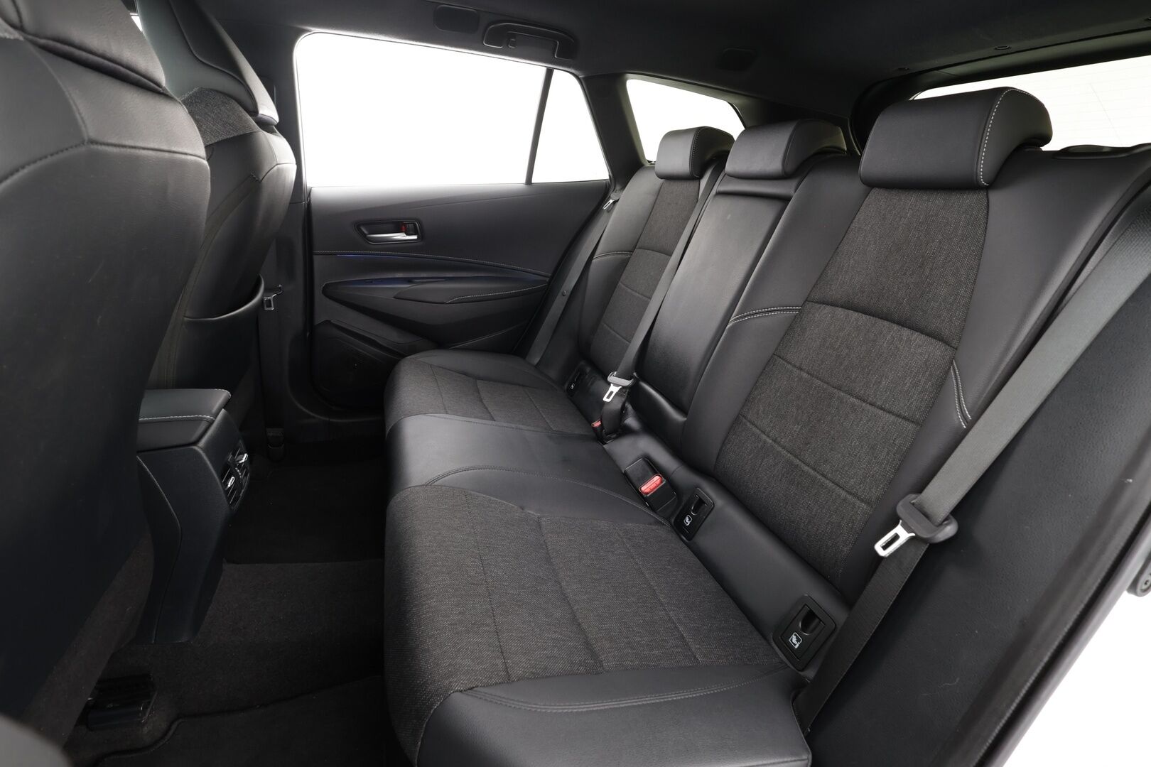 Toyota Corolla 2023 Touring Sports 1,8 Hybrid Prestige Edition * ACC / P.kamera / LED / Navi / Puolinahat / KeylessGo / Sähköluukku * - 1.Om Suomi-auto / Kahdet renkaat aluvanteilla / Merkkihuollettu