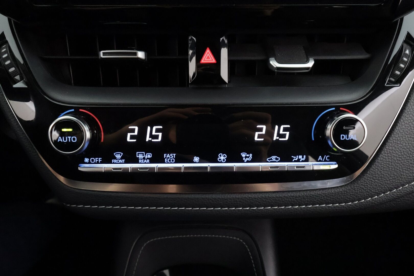 Toyota Corolla 2023 Touring Sports 1,8 Hybrid Prestige Edition * ACC / P.kamera / LED / Navi / Puolinahat / KeylessGo / Sähköluukku * - 1.Om Suomi-auto / Kahdet renkaat aluvanteilla / Merkkihuollettu - HULLUT JOULUT KORKOTARJOUS 2,49% 