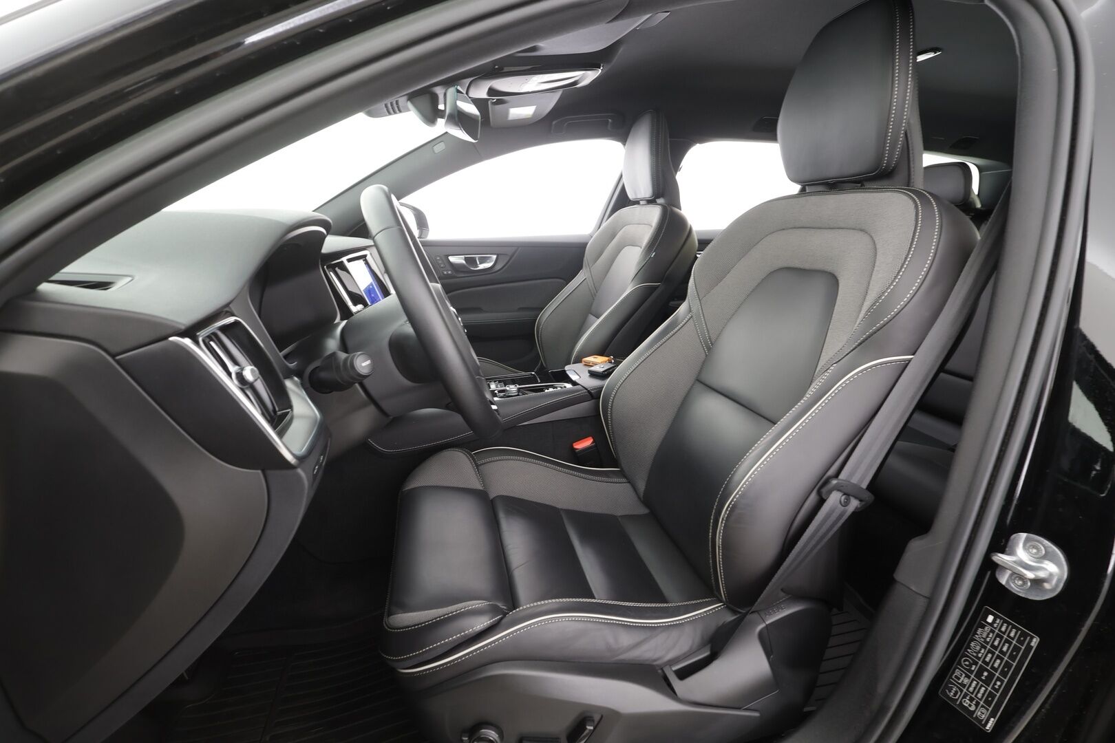 Volvo V60 2023 T6 AWD Long Range Plus Dark aut - | H&K | ACC | Full-LED | P.Kamera | Sporttipenkit Muistilla | Navi | Kaistavahti | Katveavustin | Keyless | Lisälämmitin | 1-om Suomi-auto | 2x Latauskaapelit | Kahdet renkaat | Merkkihuollot |