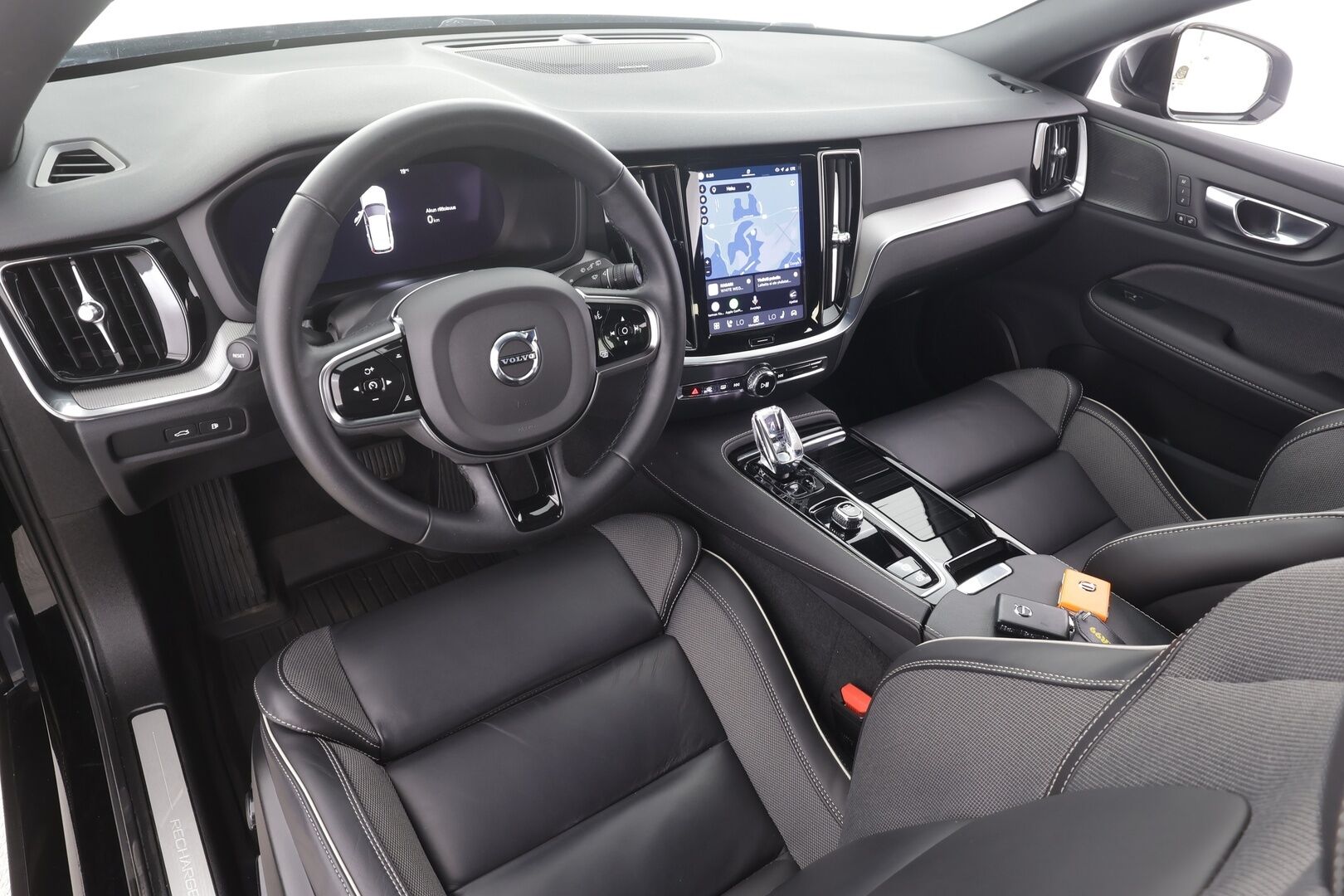 Volvo V60 2023 T6 AWD Long Range Plus Dark aut - | H&K | ACC | Full-LED | P.Kamera | Sporttipenkit Muistilla | Navi | Kaistavahti | Katveavustin | Keyless | Lisälämmitin | 1-om Suomi-auto | 2x Latauskaapelit | Kahdet renkaat | Merkkihuollot |