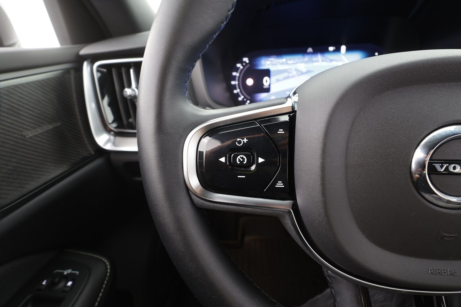 Volvo V60 2023 T6 AWD Long Range Plus Dark aut - | H&K | ACC | Full-LED | P.Kamera | Sporttipenkit Muistilla | Navi | Kaistavahti | Katveavustin | Keyless | Lisälämmitin | 1-om Suomi-auto | 2x Latauskaapelit | Kahdet renkaat | Merkkihuollot |