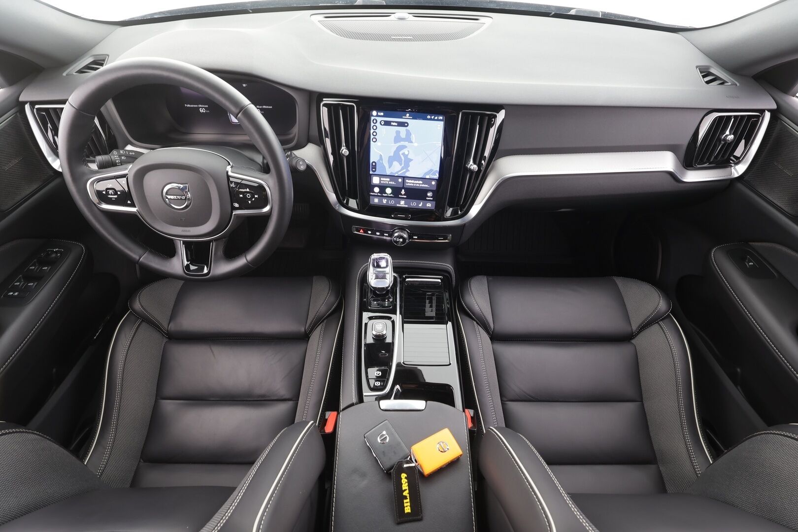 Volvo V60 2023 T6 AWD Long Range Plus Dark aut - | H&K | ACC | Full-LED | P.Kamera | Sporttipenkit Muistilla | Navi | Kaistavahti | Katveavustin | Keyless | Lisälämmitin | 1-om Suomi-auto | 2x Latauskaapelit | Kahdet renkaat | Merkkihuollot |