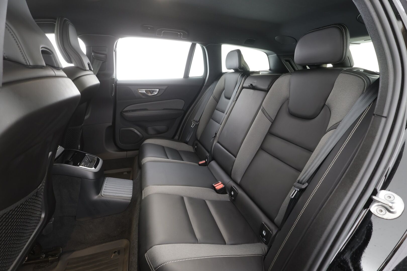 Volvo V60 2023 T6 AWD Long Range Plus Dark aut - | H&K | ACC | Full-LED | P.Kamera | Sporttipenkit Muistilla | Navi | Kaistavahti | Katveavustin | Keyless | Lisälämmitin | 1-om Suomi-auto | 2x Latauskaapelit | Kahdet renkaat | Merkkihuollot |