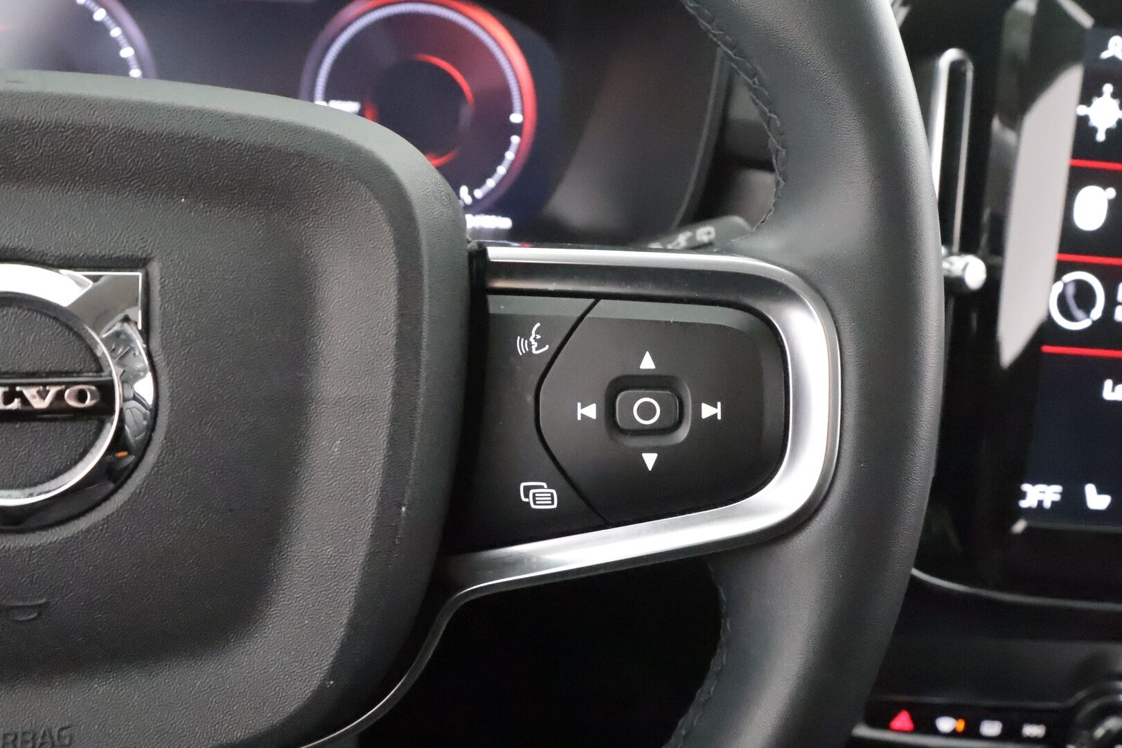 Volvo XC40 2023 T5 TwE Ultimate Bright aut * ACC / 360° / LED / Muistipenkki / Panorama / Koukku / Sporttinahat / KeylessGo / BLIS / H&K * - 1.Om Suomi-auto / Kahdet renkaat aluvanteilla / Merkkihuollettu