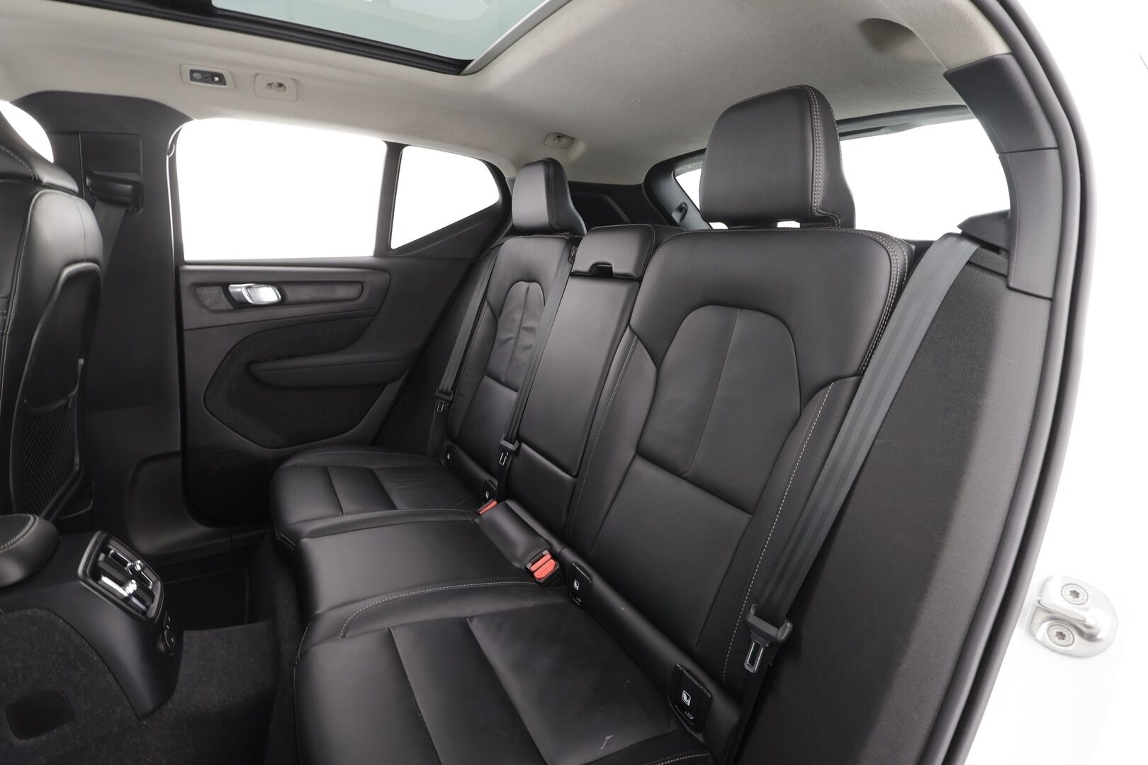 Volvo XC40 2023 T5 TwE Ultimate Bright aut * ACC / 360° / LED / Muistipenkki / Panorama / Koukku / Sporttinahat / KeylessGo / BLIS / H&K * - SOH: 97.5% / 1.Om Suomi-auto / Kahdet renkaat aluvanteilla / Merkkihuollettu