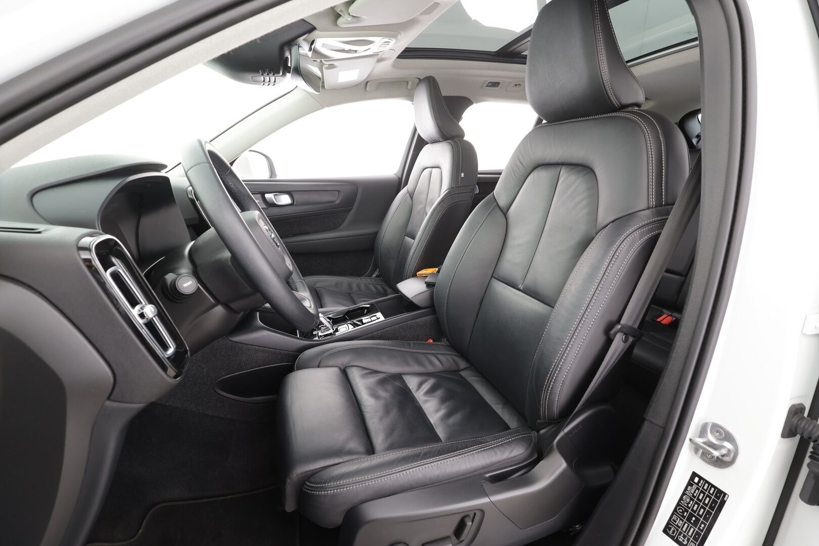 Volvo XC40 2023 T5 TwE Ultimate Bright aut * ACC / 360° / LED / Muistipenkki / Panorama / Koukku / Sporttinahat / KeylessGo / BLIS / H&K * - 1.Om Suomi-auto / Kahdet renkaat aluvanteilla / Merkkihuollettu