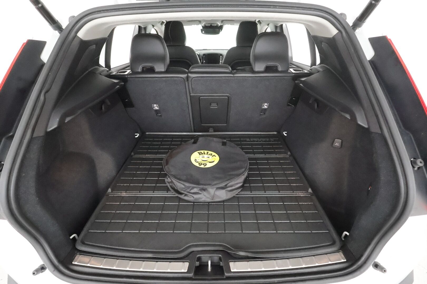 Volvo XC40 2023 T5 TwE Ultimate Bright aut * ACC / 360° / LED / Muistipenkki / Panorama / Koukku / Sporttinahat / KeylessGo / BLIS / H&K * - SOH: 97.5% / 1.Om Suomi-auto / Kahdet renkaat aluvanteilla / Merkkihuollettu