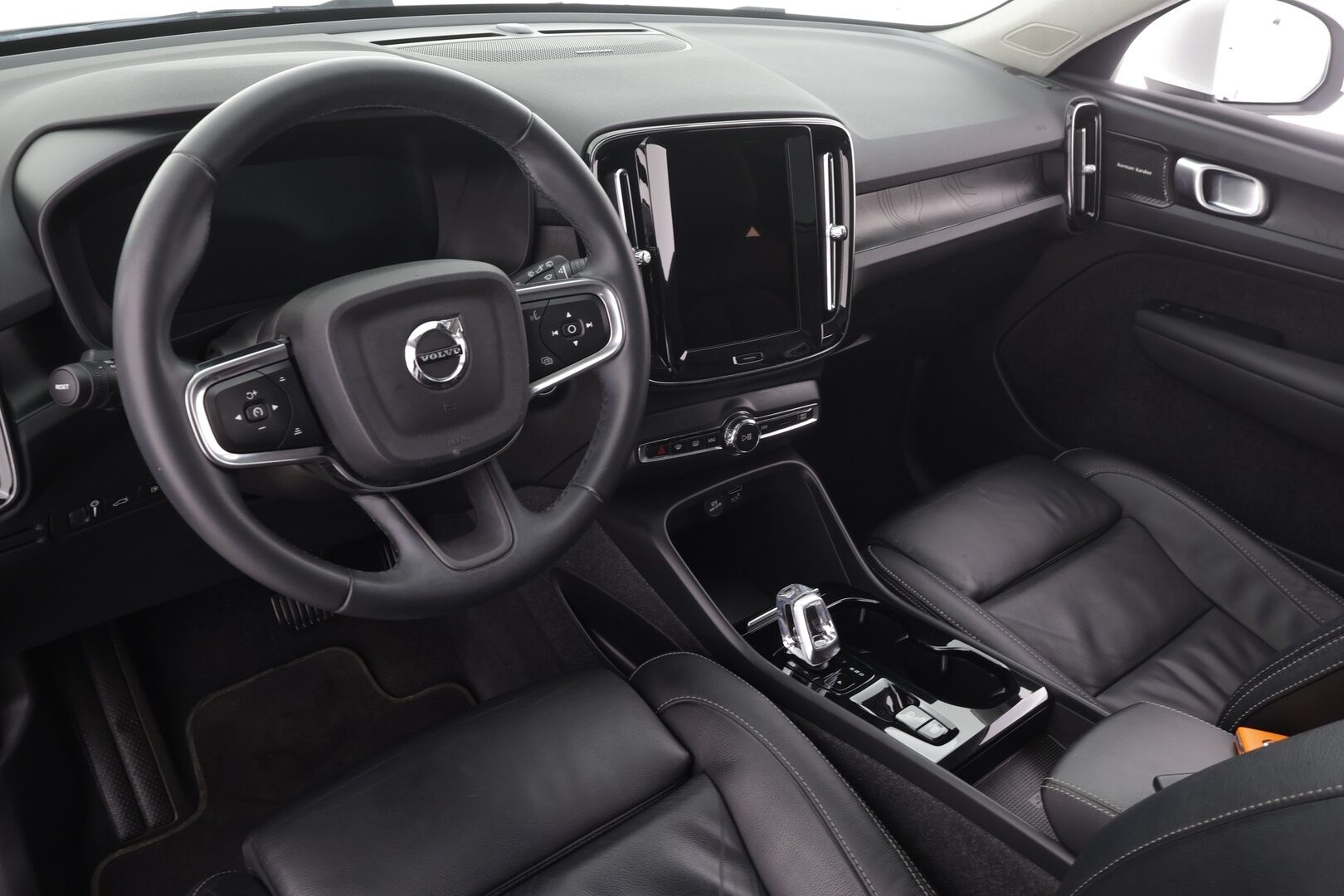 Volvo XC40 2023 T5 TwE Ultimate Bright aut * ACC / 360° / LED / Muistipenkki / Panorama / Koukku / Sporttinahat / KeylessGo / BLIS / H&K * - SOH: 97.5% / 1.Om Suomi-auto / Kahdet renkaat aluvanteilla / Merkkihuollettu