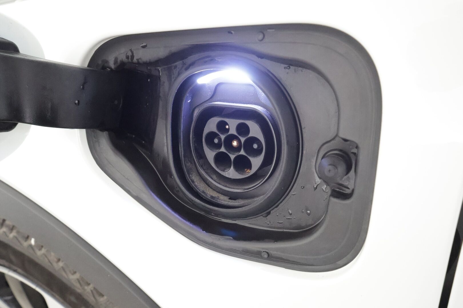 Volvo XC40 2023 T5 TwE Ultimate Bright aut * ACC / 360° / LED / Muistipenkki / Panorama / Koukku / Sporttinahat / KeylessGo / BLIS / H&K * - SOH: 97.5% / 1.Om Suomi-auto / Kahdet renkaat aluvanteilla / Merkkihuollettu