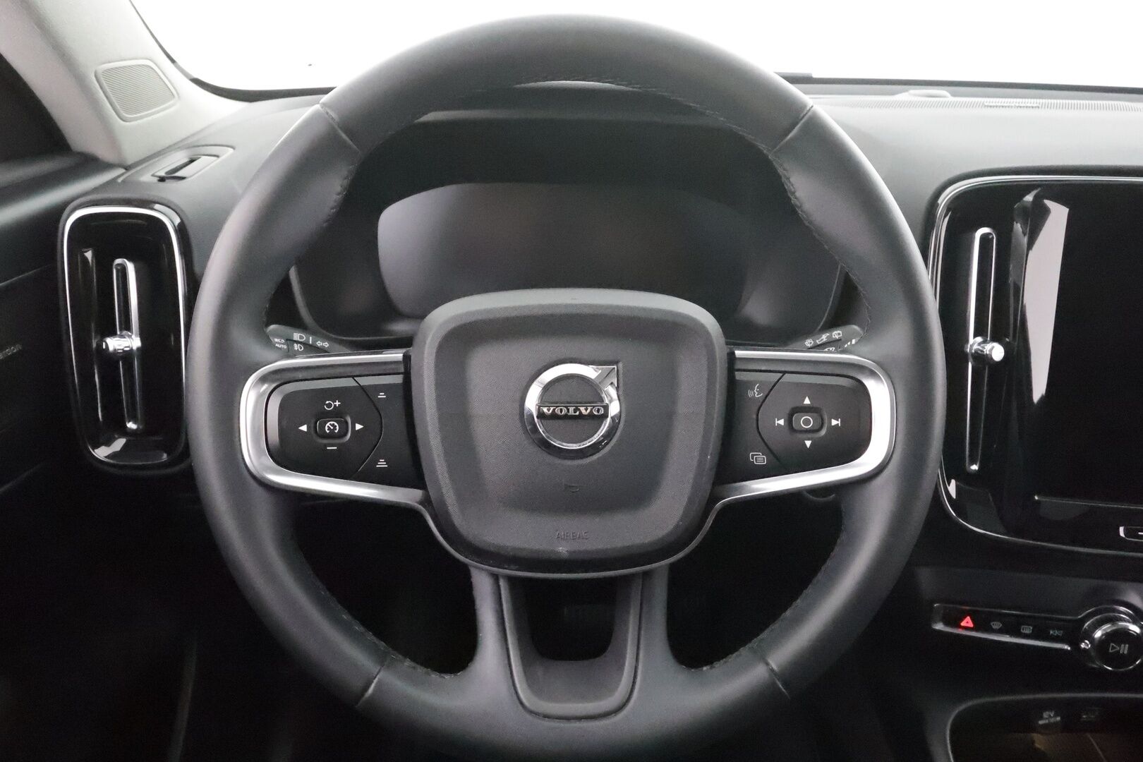 Volvo XC40 2023 T5 TwE Ultimate Bright aut * ACC / 360° / LED / Muistipenkki / Panorama / Koukku / Sporttinahat / KeylessGo / BLIS / H&K * - SOH: 97.5% / 1.Om Suomi-auto / Kahdet renkaat aluvanteilla / Merkkihuollettu