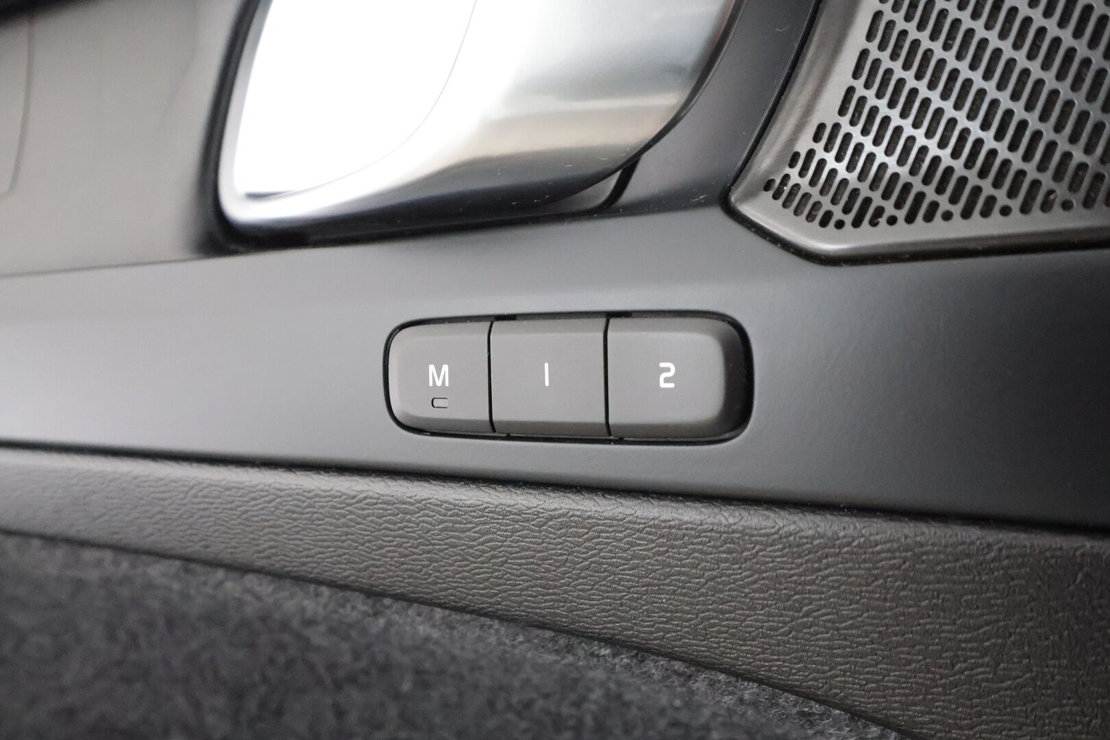 Volvo XC40 2023 T5 TwE Ultimate Bright aut * ACC / 360° / LED / Muistipenkki / Panorama / Koukku / Sporttinahat / KeylessGo / BLIS / H&K * - 1.Om Suomi-auto / Kahdet renkaat aluvanteilla / Merkkihuollettu