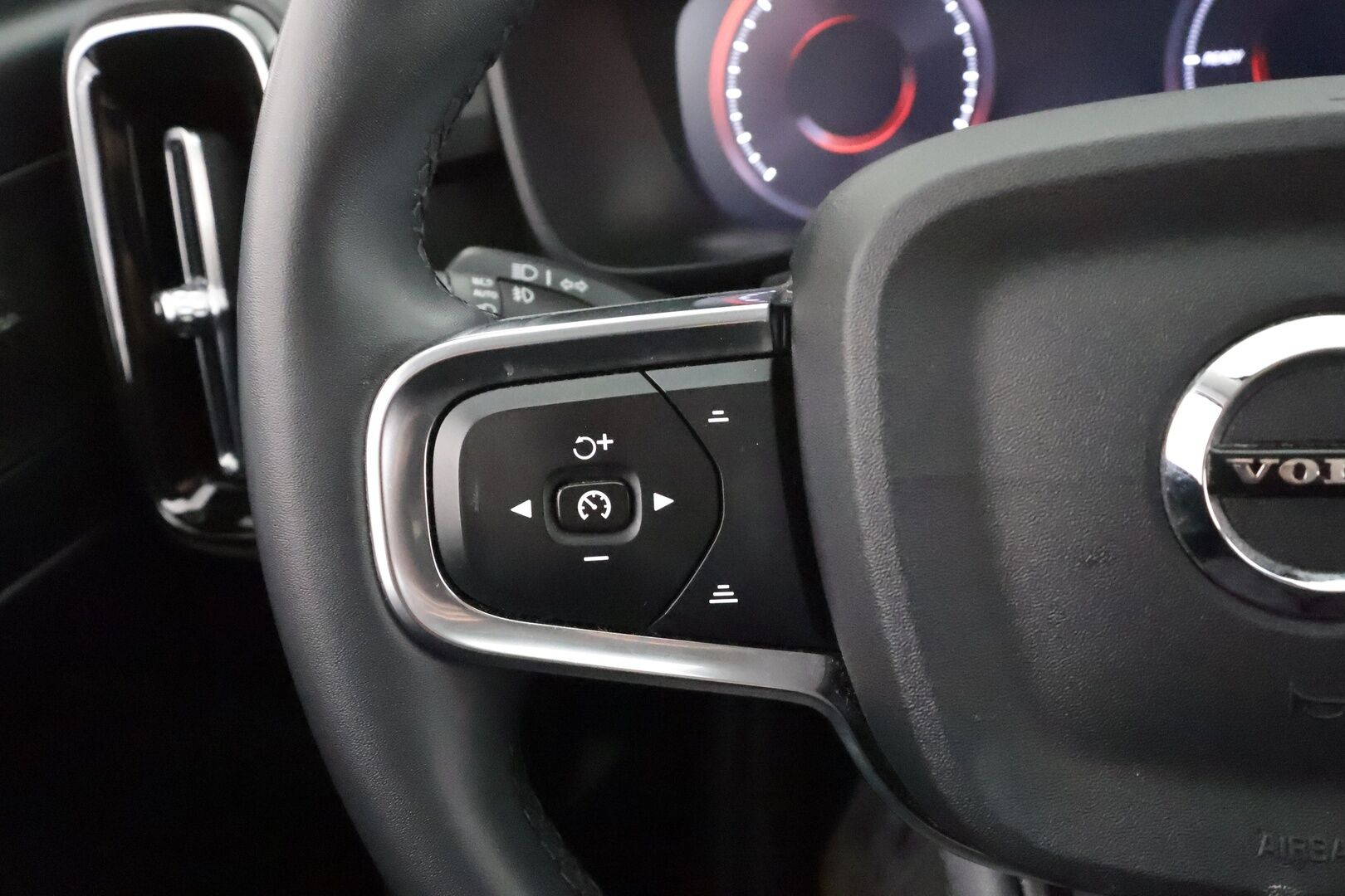 Volvo XC40 2023 T5 TwE Ultimate Bright aut * ACC / 360° / LED / Muistipenkki / Panorama / Koukku / Sporttinahat / KeylessGo / BLIS / H&K * - SOH: 97.5% / 1.Om Suomi-auto / Kahdet renkaat aluvanteilla / Merkkihuollettu