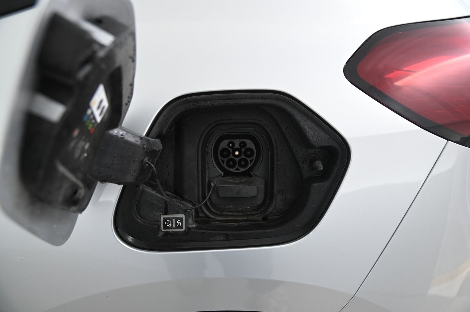 Opel Corsa-e 2023 5-ov Edition 136 automaatti - Vetokoukku / P-kamera / Ratinlämmitin / Apple carplay&Android auto 