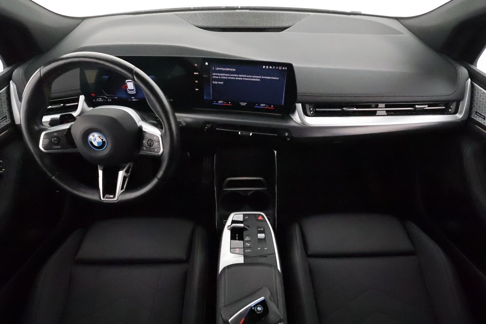 BMW 225 2023 U06 Active Tourer 225e xDrive Charged Edition M Sport **H&K / Panorama / Adapt. LED / Hierovat sporttipenkit / Koukku** - 3,99 % KORKOTARJOUS TÄHÄN AUTOON - Akku kuntotarkastettu! / 1-om. Suomi-auto / BMW Kattoboksi / Merkkihuollettu 