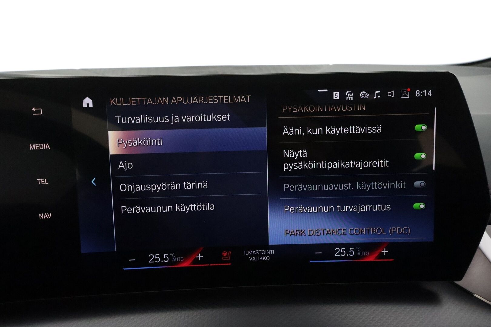 BMW 225 2023 U06 Active Tourer 225e xDrive Charged Edition M Sport **H&K / Panorama / Adapt. LED / Hierovat sporttipenkit / Koukku** - 3,99 % KORKOTARJOUS TÄHÄN AUTOON - Akku kuntotarkastettu! / 1-om. Suomi-auto / BMW Kattoboksi / Merkkihuollettu 