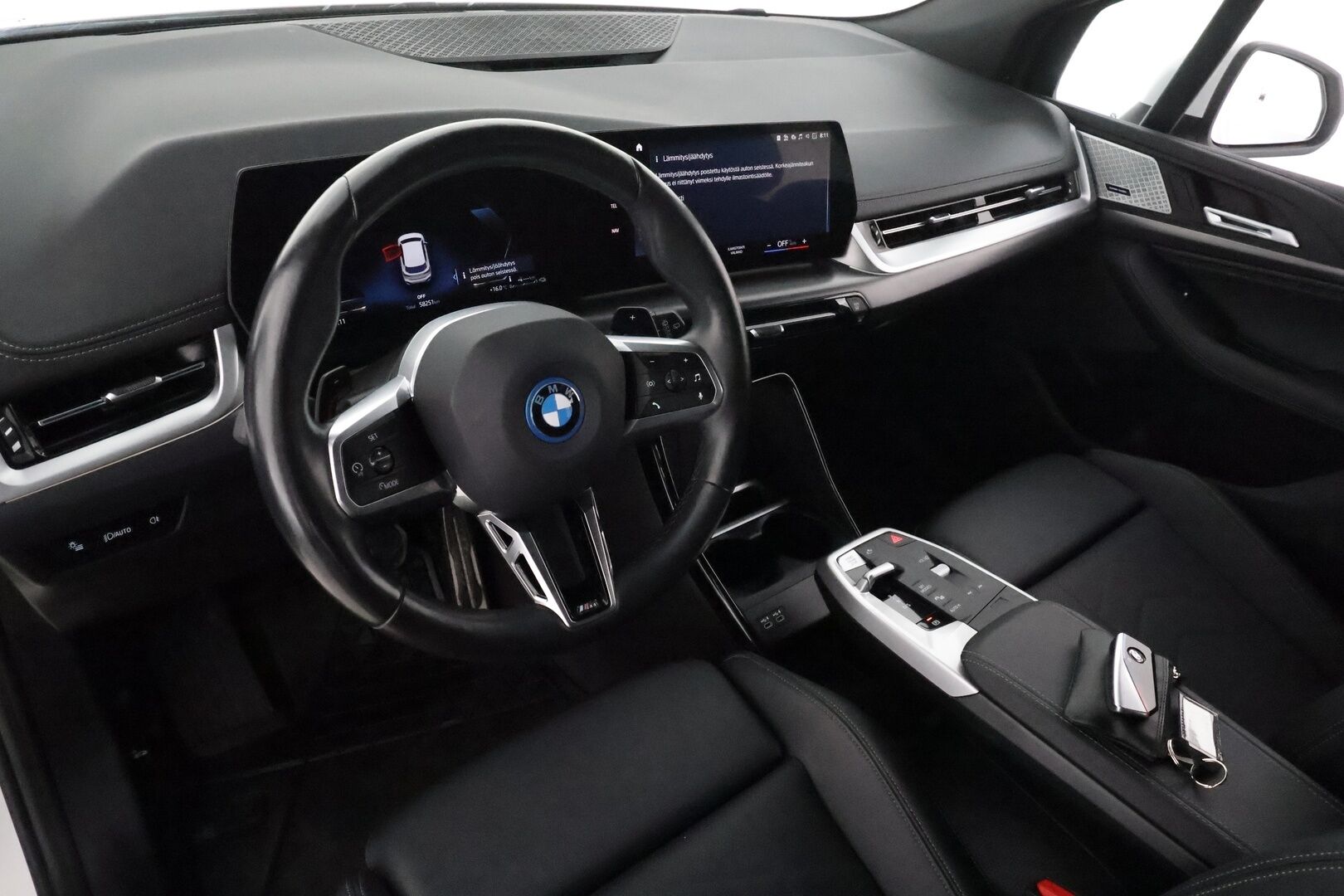 BMW 225 2023 U06 Active Tourer 225e xDrive Charged Edition M Sport **H&K / Panorama / Adapt. LED / Hierovat sporttipenkit / Koukku** - 3,99 % KORKOTARJOUS TÄHÄN AUTOON - Akku kuntotarkastettu! / 1-om. Suomi-auto / BMW Kattoboksi / Merkkihuollettu 