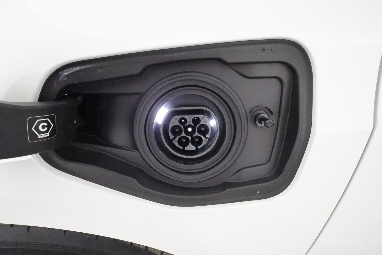 BMW 225 2023 U06 Active Tourer 225e xDrive Charged Edition M Sport **H&K / Panorama / Adapt. LED / Hierovat sporttipenkit / Koukku** - 3,99 % KORKOTARJOUS TÄHÄN AUTOON - Akku kuntotarkastettu! / 1-om. Suomi-auto / BMW Kattoboksi / Merkkihuollettu 