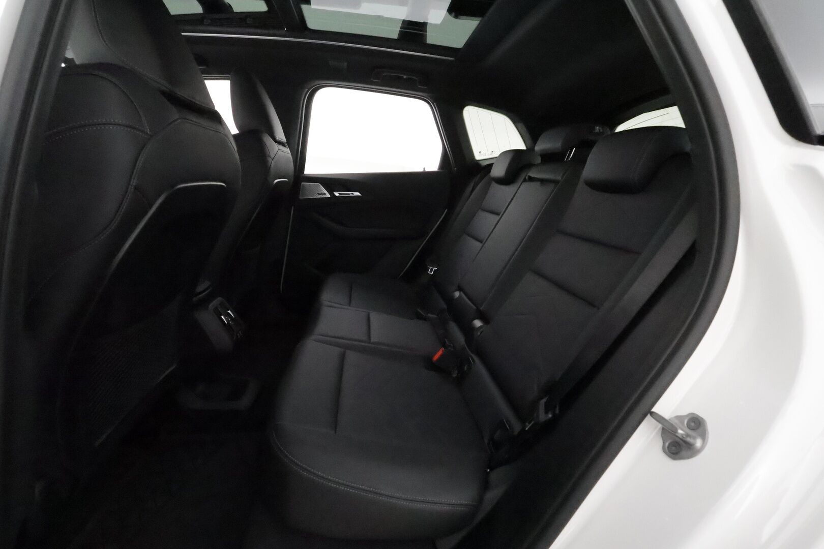 BMW 225 2023 U06 Active Tourer 225e xDrive Charged Edition M Sport **H&K / Panorama / Adapt. LED / Hierovat sporttipenkit / Koukku** - 3,99 % KORKOTARJOUS TÄHÄN AUTOON - Akku kuntotarkastettu! / 1-om. Suomi-auto / BMW Kattoboksi / Merkkihuollettu 