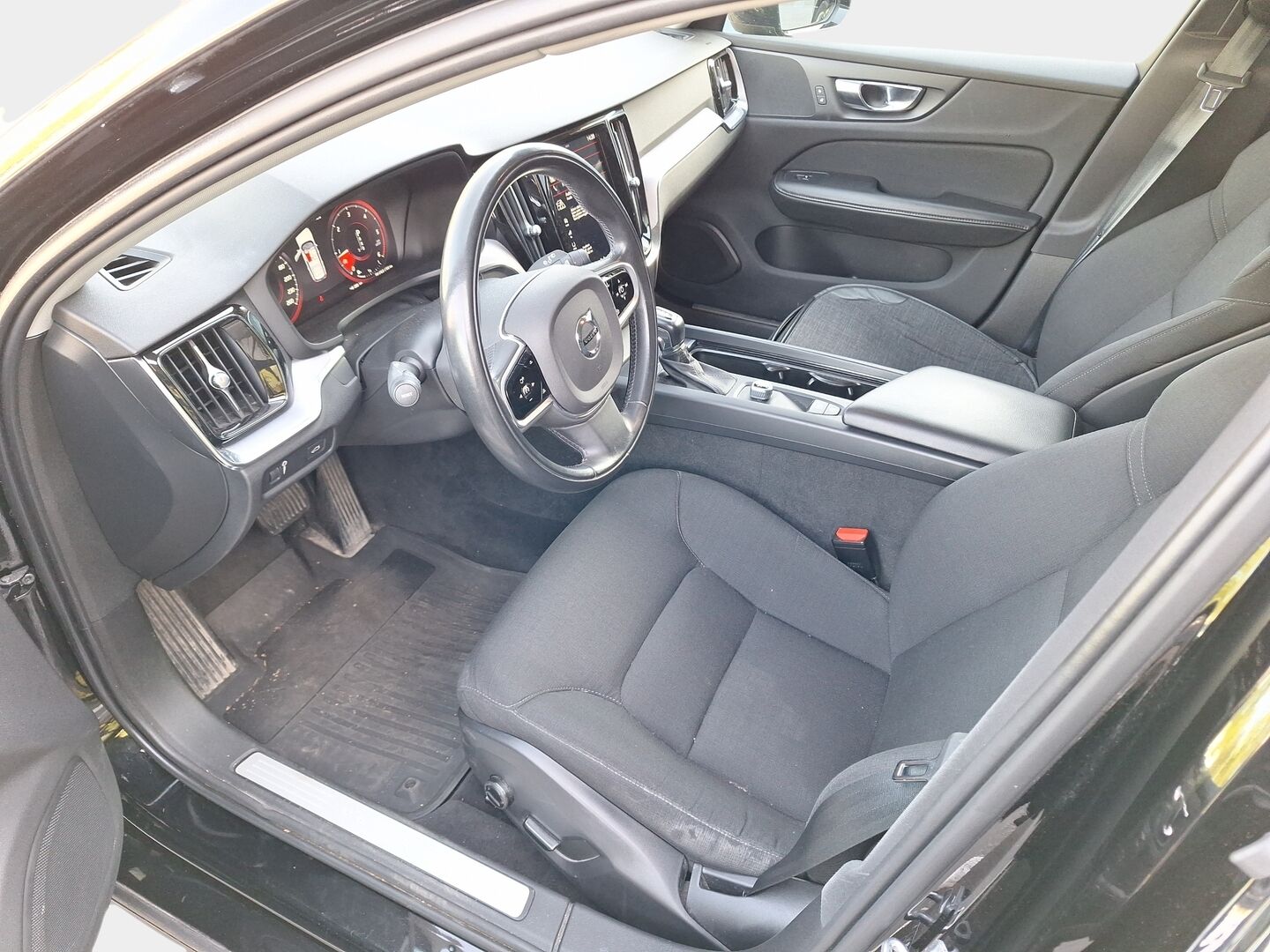Volvo V60 2020 2,0, D3 Momentum aut. *ACC / Digimittari / Koukku / Tutkat / Ratinlämmitin / Webasto / LED / Apple* - Hyvin huollettu / Jakohihna vaihdettu 89tkm/2024*