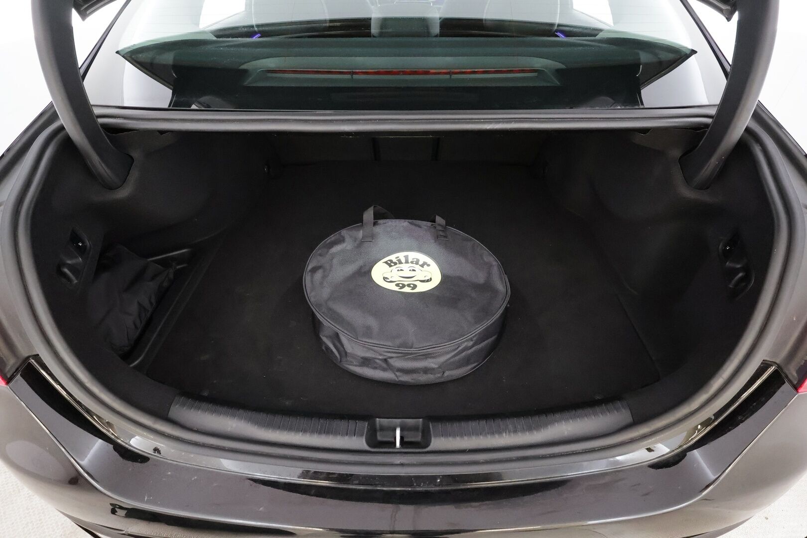 Mercedes-Benz C 2023 300 e A Business * Vakkari / Puolinahat / P.kamera / LED / Navi / Facelift * - 1.Om Suomi-auto / Kahdet renkaat aluvanteilla / Merkkihuollettu