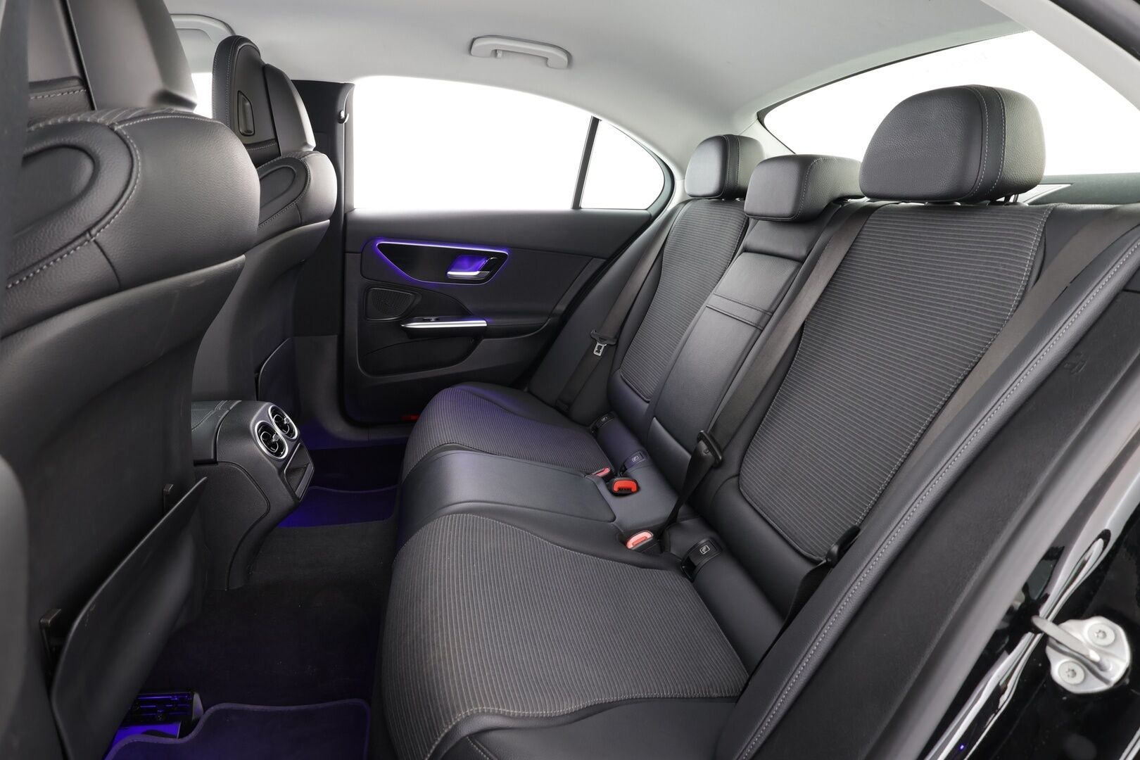 Mercedes-Benz C 2023 300 e A Business * Vakkari / Puolinahat / P.kamera / LED / Navi / Facelift * - 1.Om Suomi-auto / Kahdet renkaat aluvanteilla / Merkkihuollettu