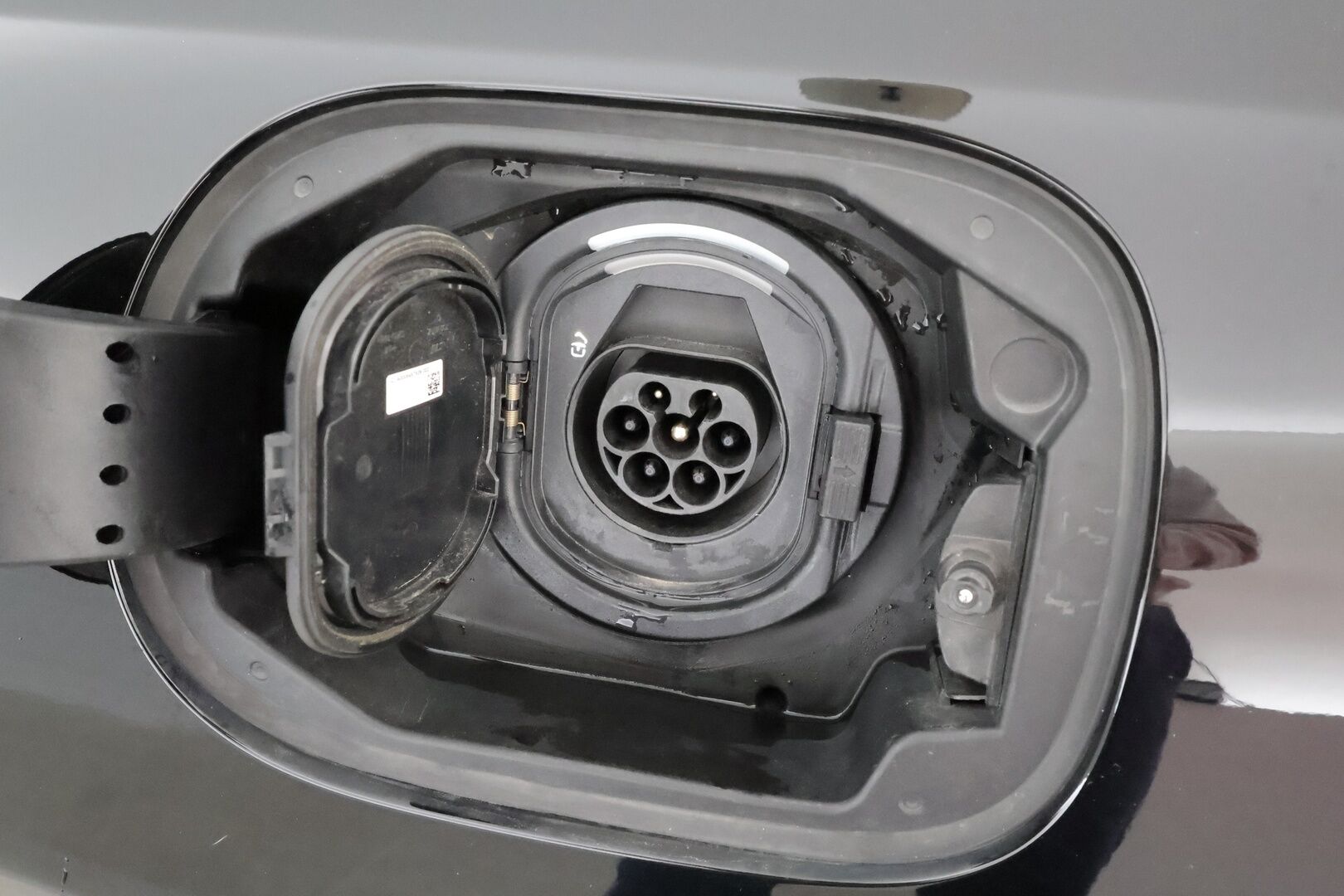 Mercedes-Benz C 2023 300 e A Business * Vakkari / Puolinahat / P.kamera / LED / Navi / Facelift * - 1.Om Suomi-auto / Kahdet renkaat aluvanteilla / Merkkihuollettu