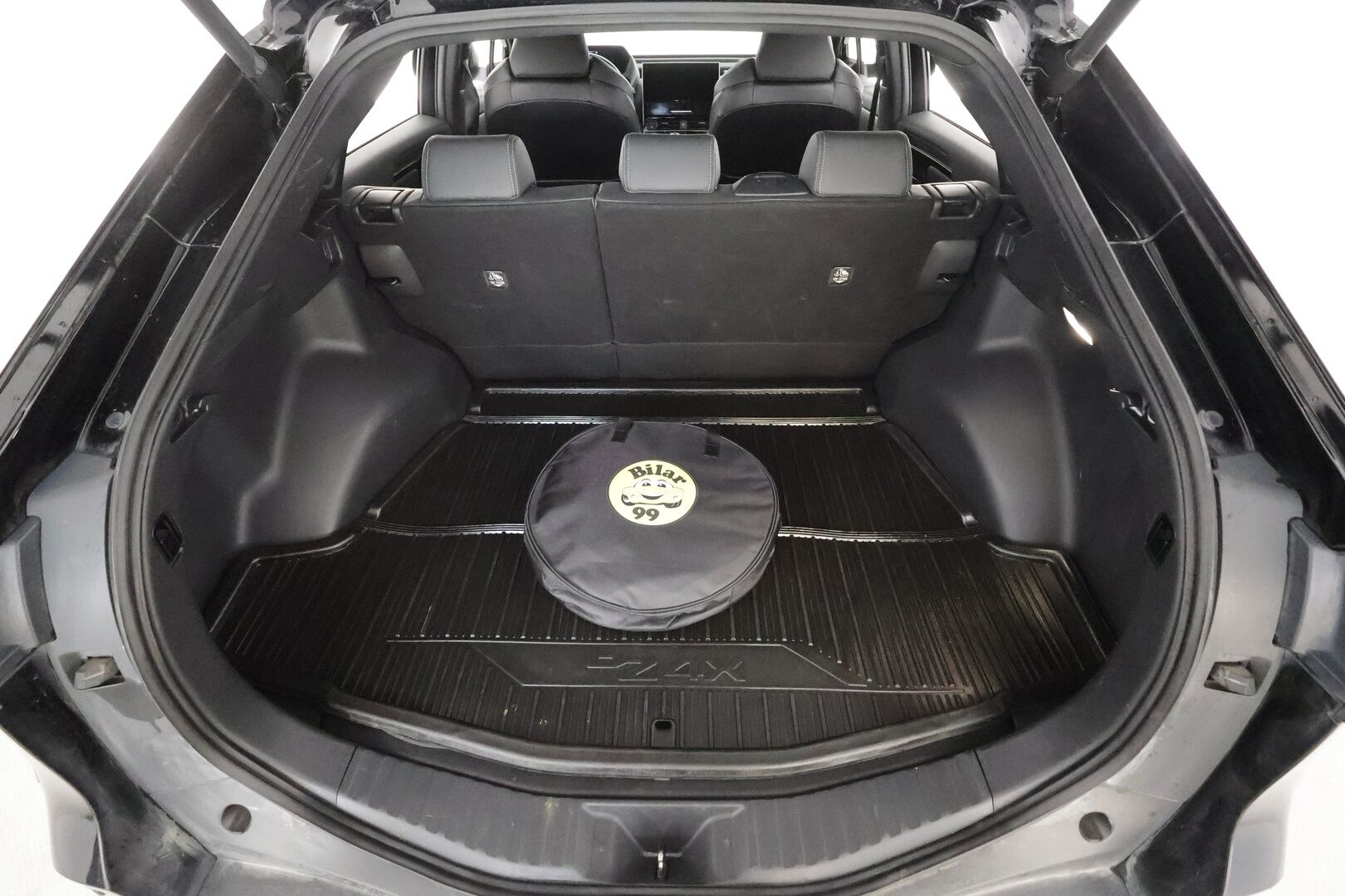 Toyota bZ4X 2023 Launch Edition * ACC / ILP / P.Kamera / Navi / LED / Keyless / Sähköpenkki / Puolinahat * - Suomi-auto / Kahdet renkaat aluvanteilla / Merkkihuollettu / Juuri huollettu - HULLUT AVAJAISHULINAT KORKOTARJOUS 3,29 %